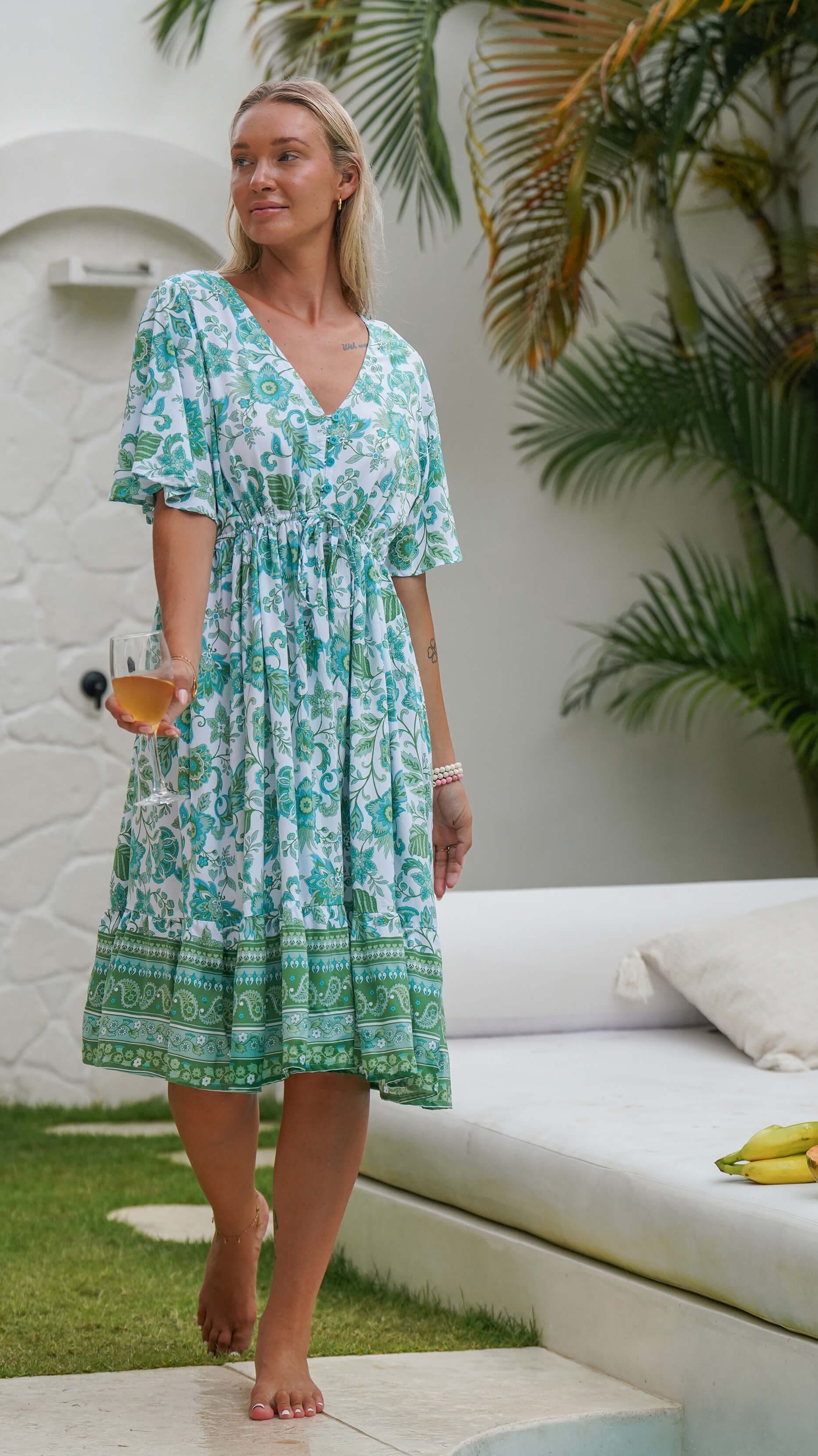 Kort grønn og hvit sommerkjole