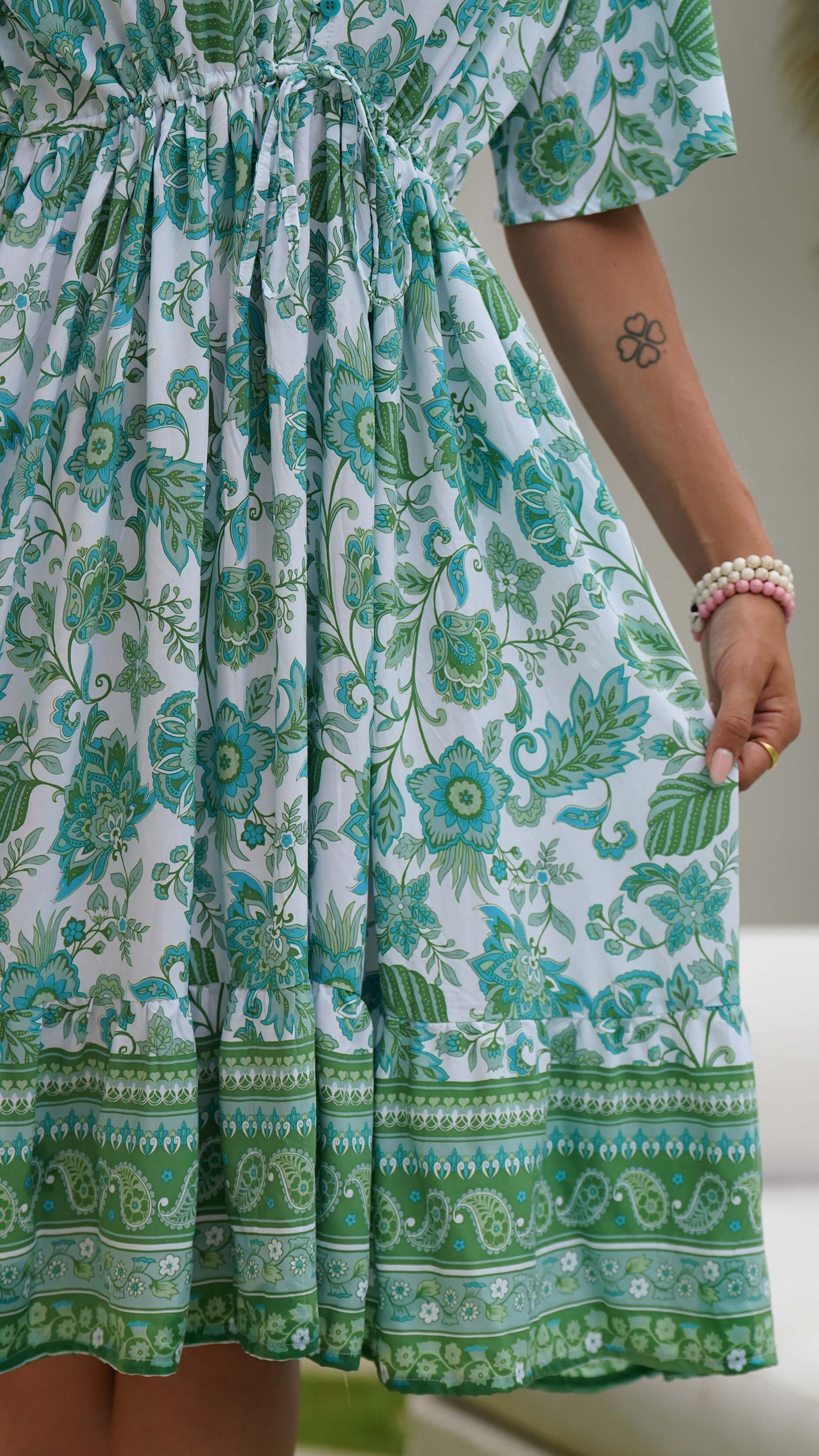 Kort grønn og hvit sommerkjole