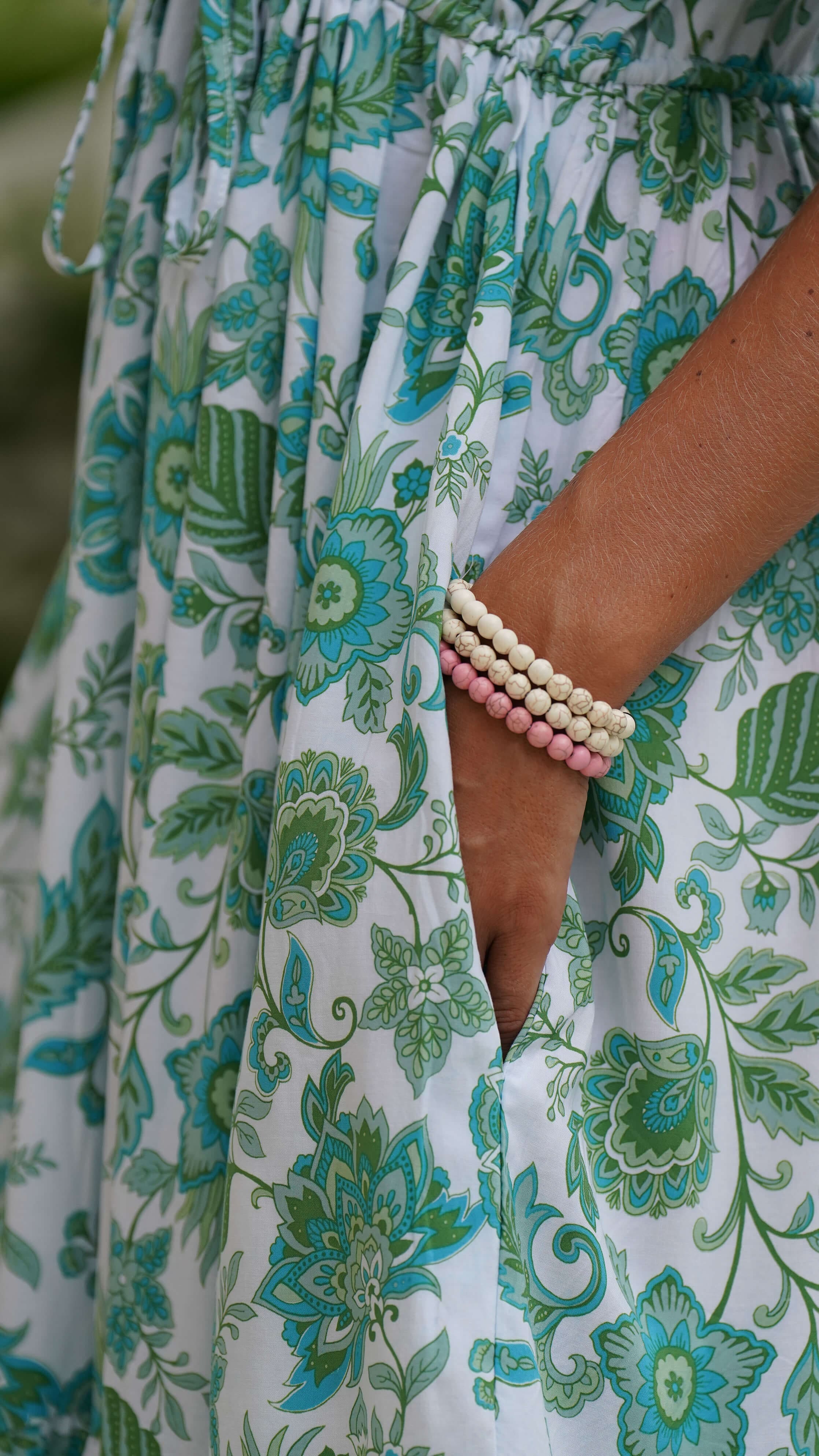 Lyserosa armbånd av keramikk perler med skjell - Cosmos armbånd