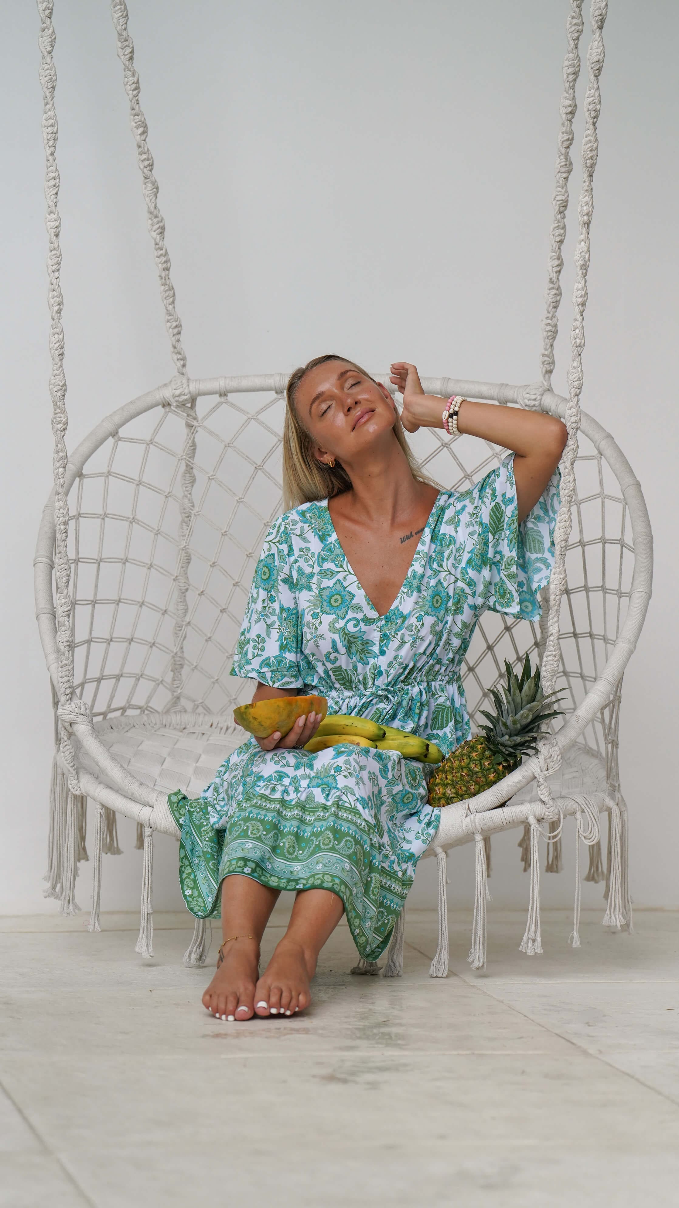 grønn og hvit kjole