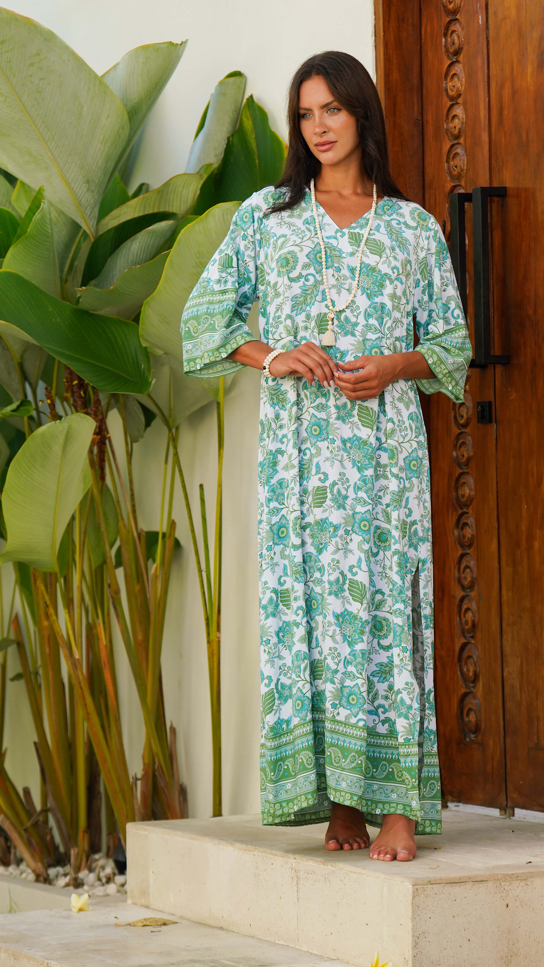 Fotsid enkel hvit og grønn kjole