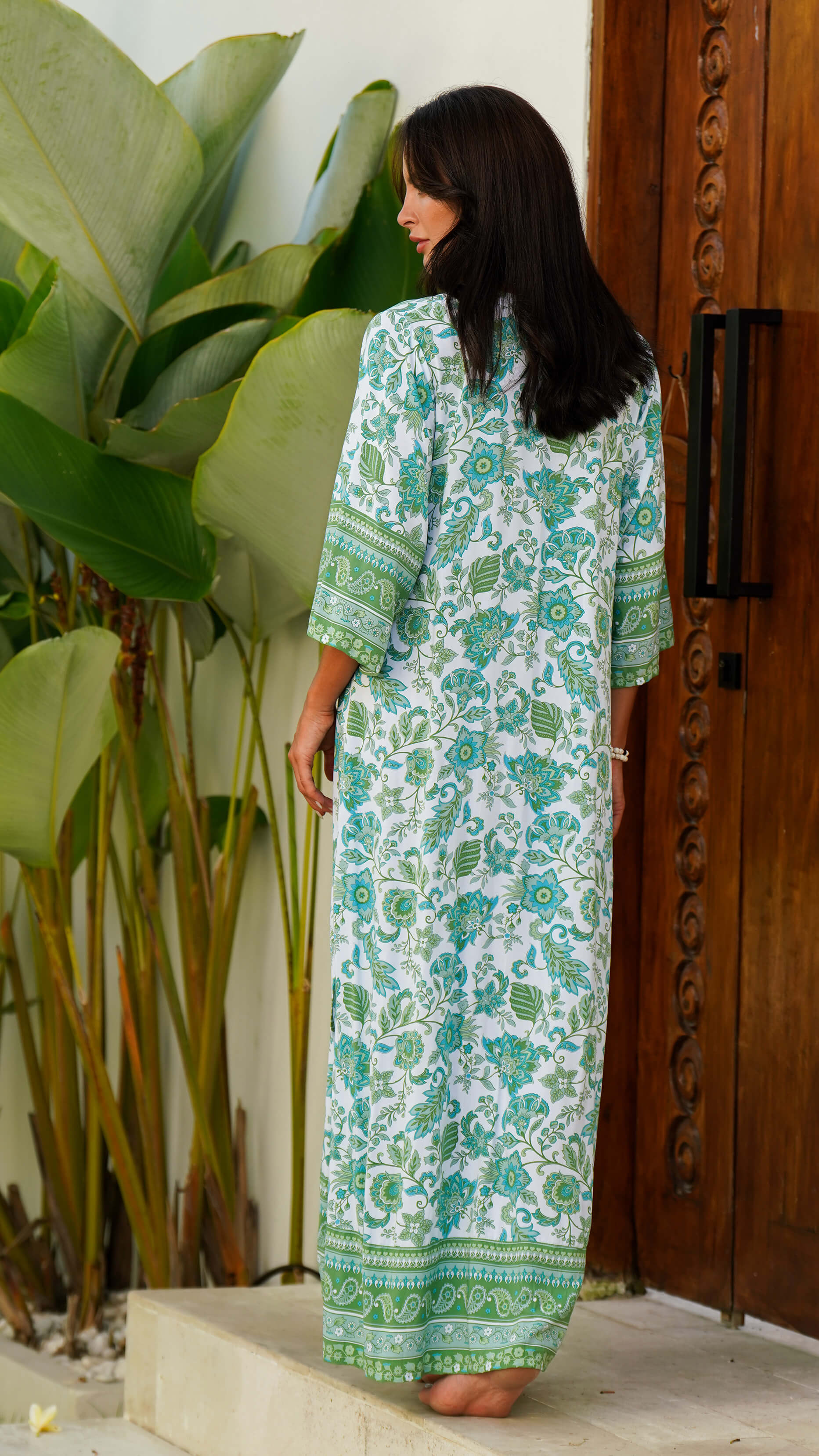 Fotsid enkel hvit og grønn kjole