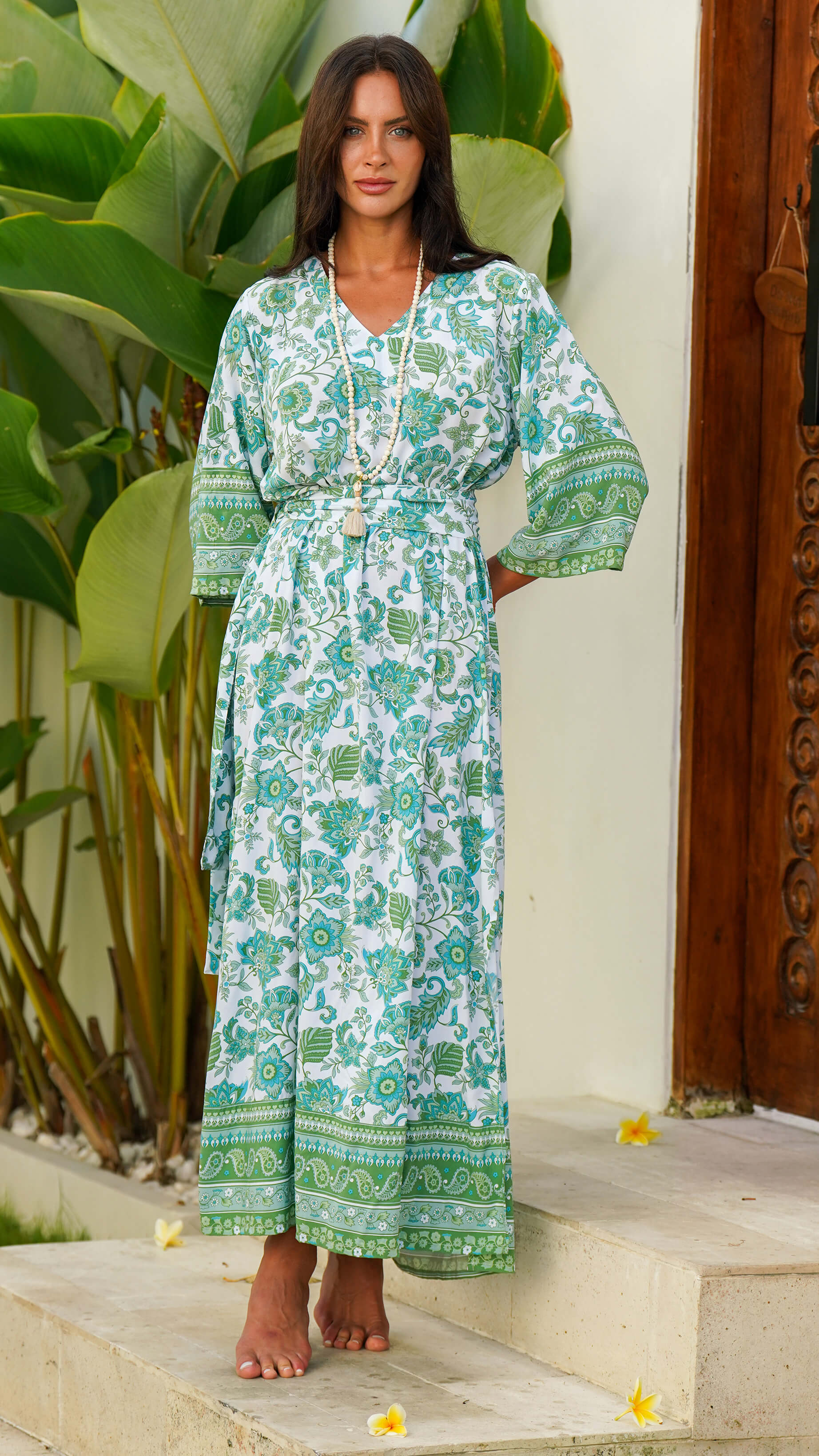 Fotsid enkel hvit og grønn kjole