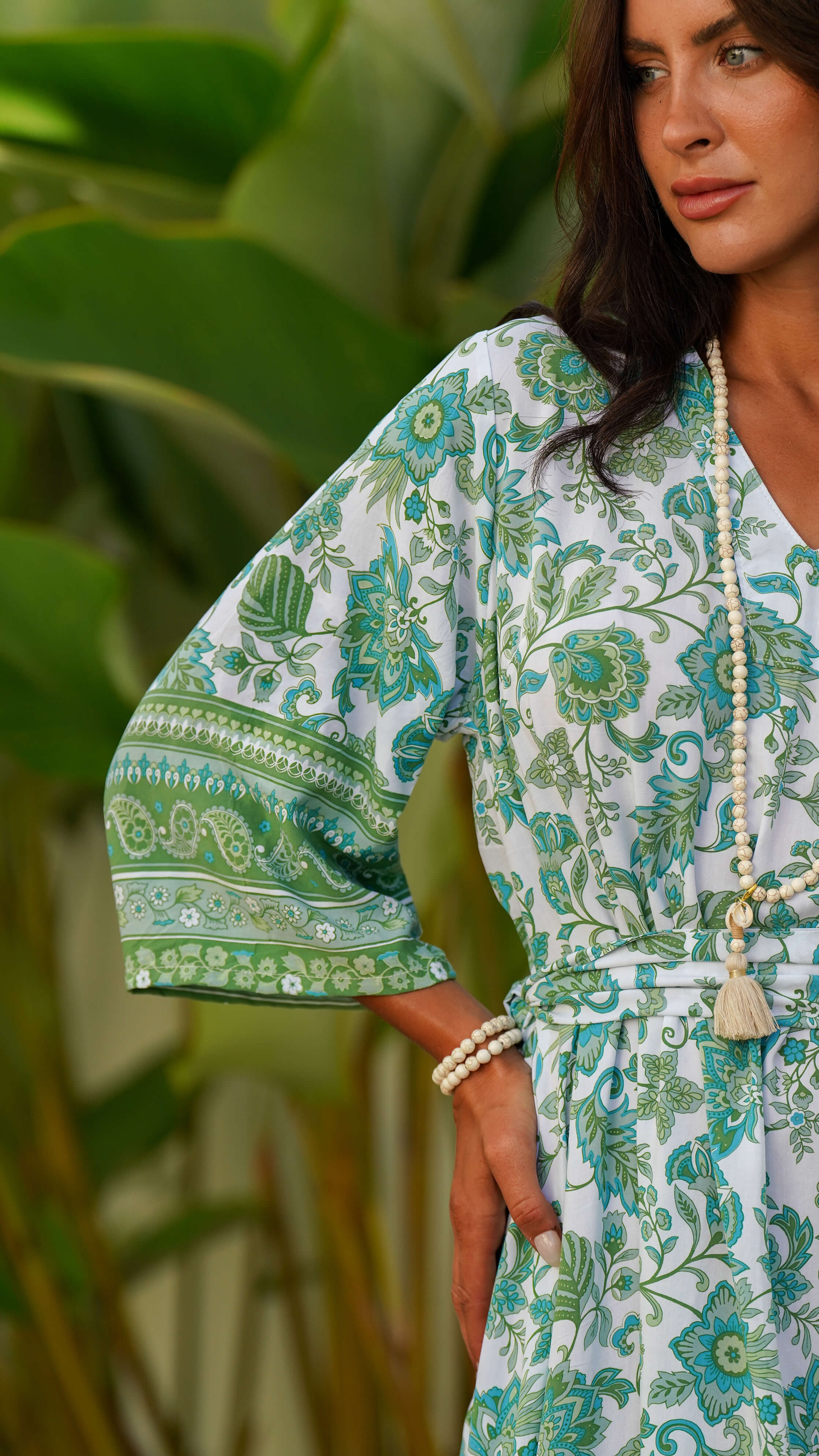 Fotsid enkel hvit og grønn kjole