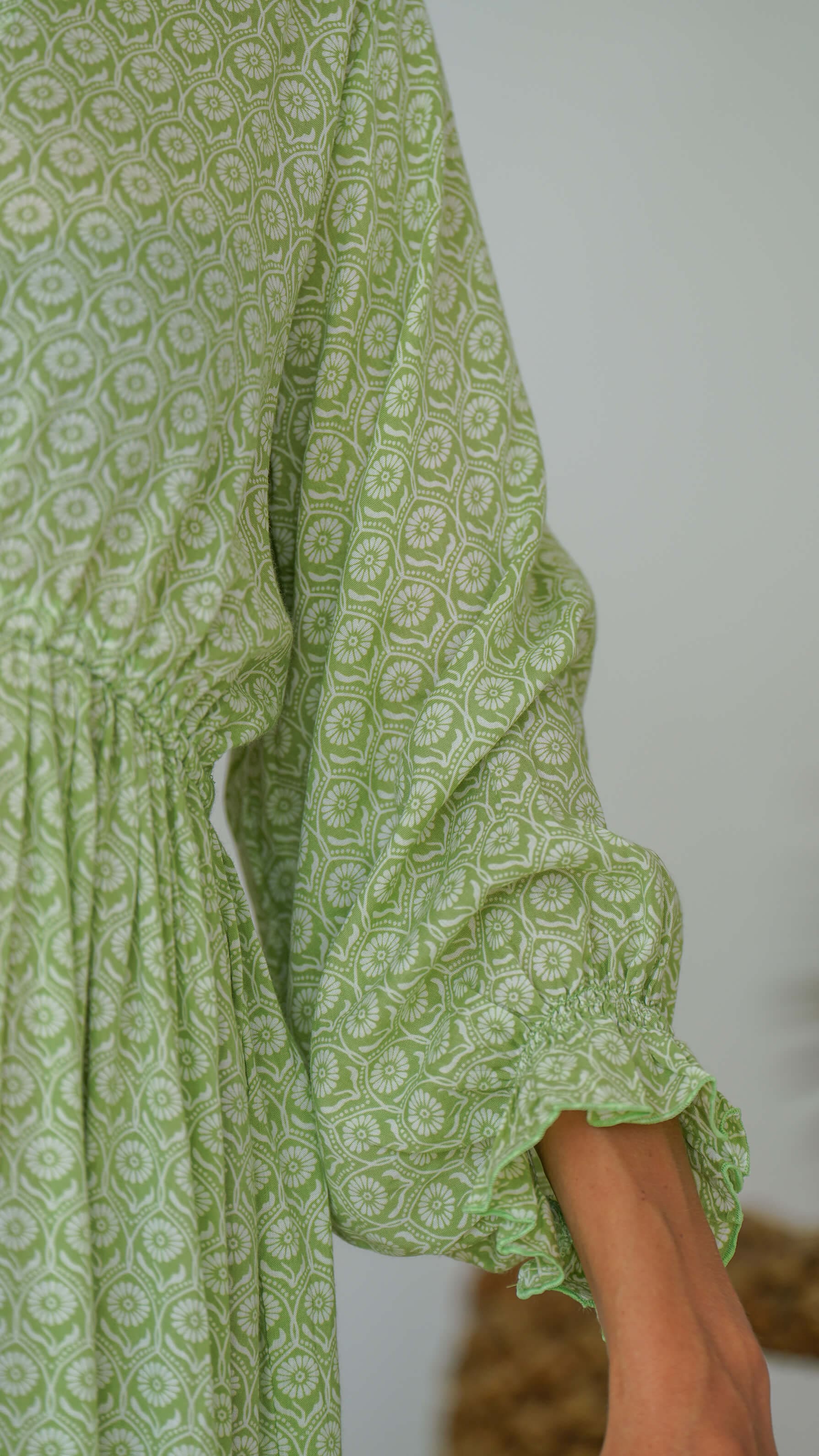 grønn og hvit sommerkjole