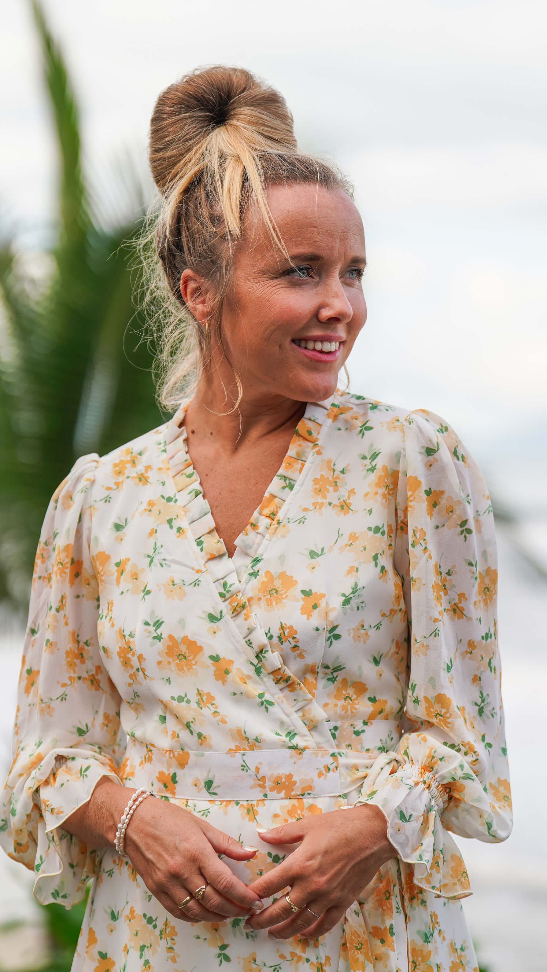 gul og hvit festkjole