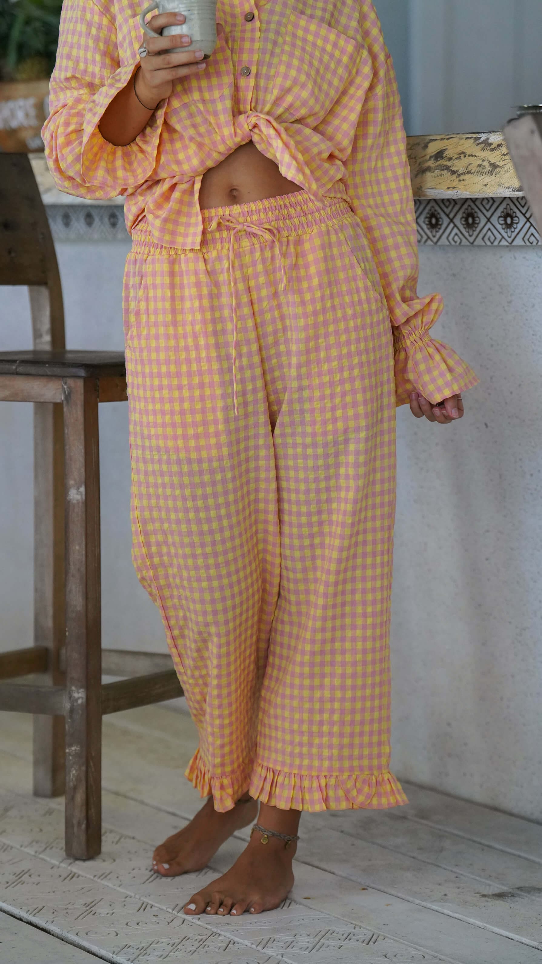 gul og rosa rutete bukse