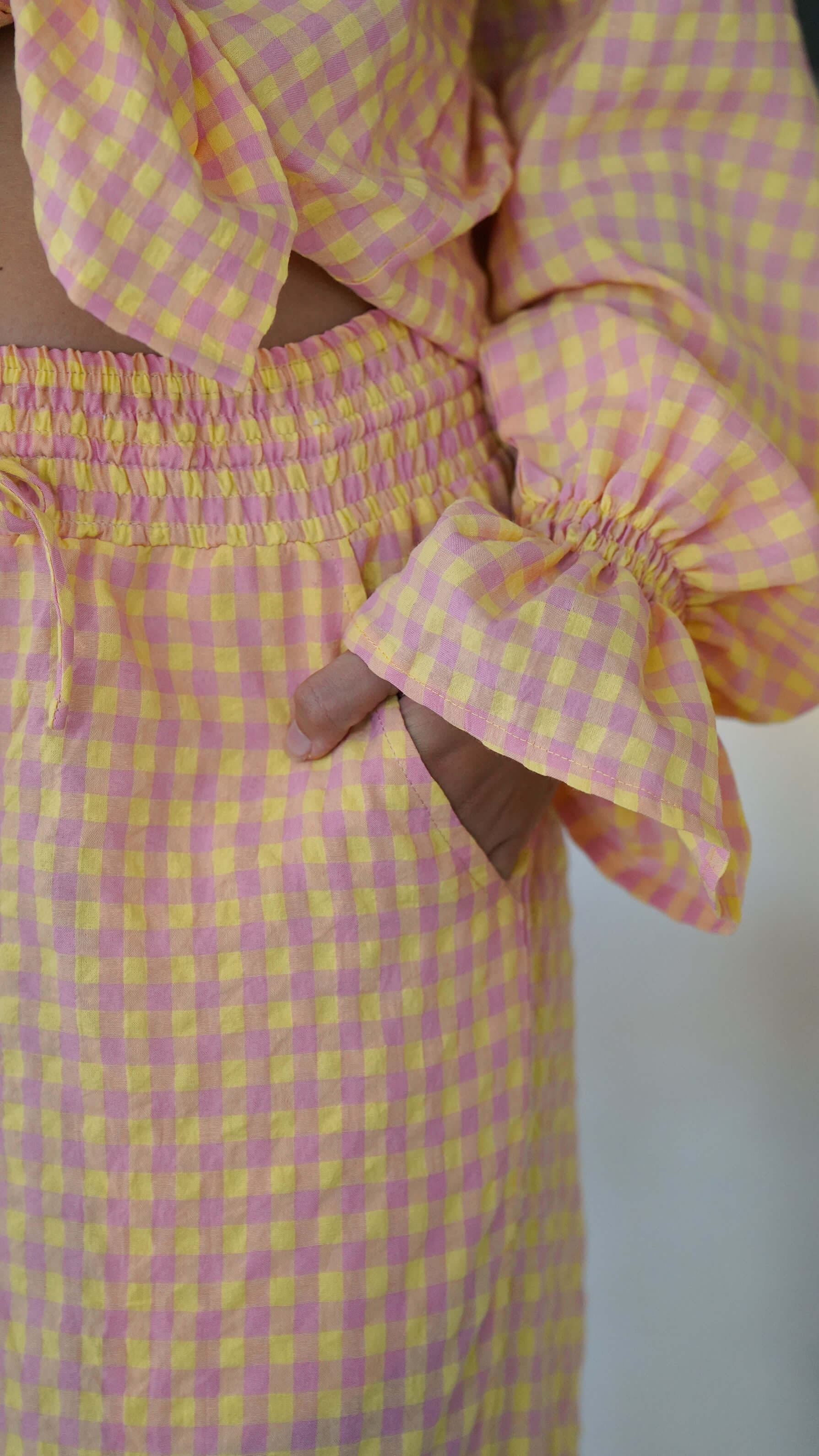 gul og rosa rutete bukse