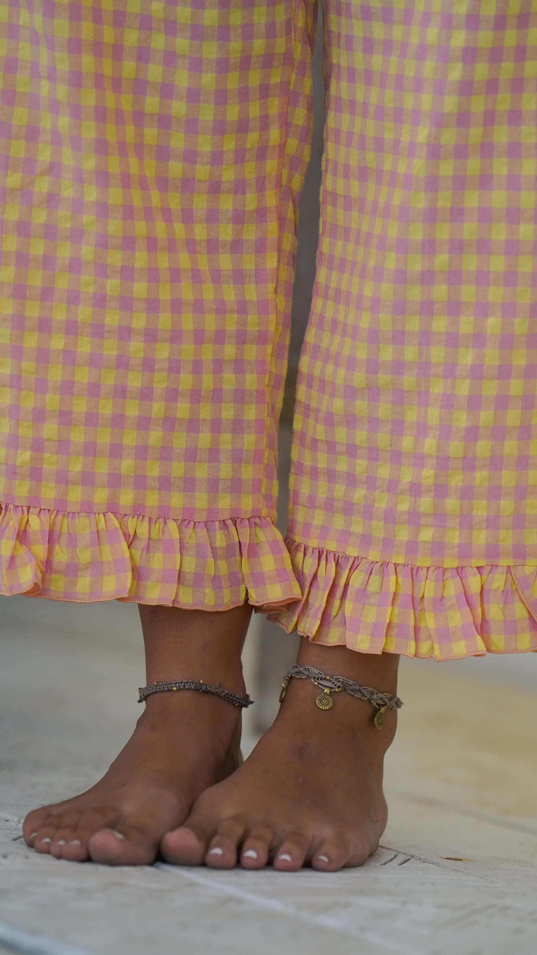 gul og rosa rutete bukse