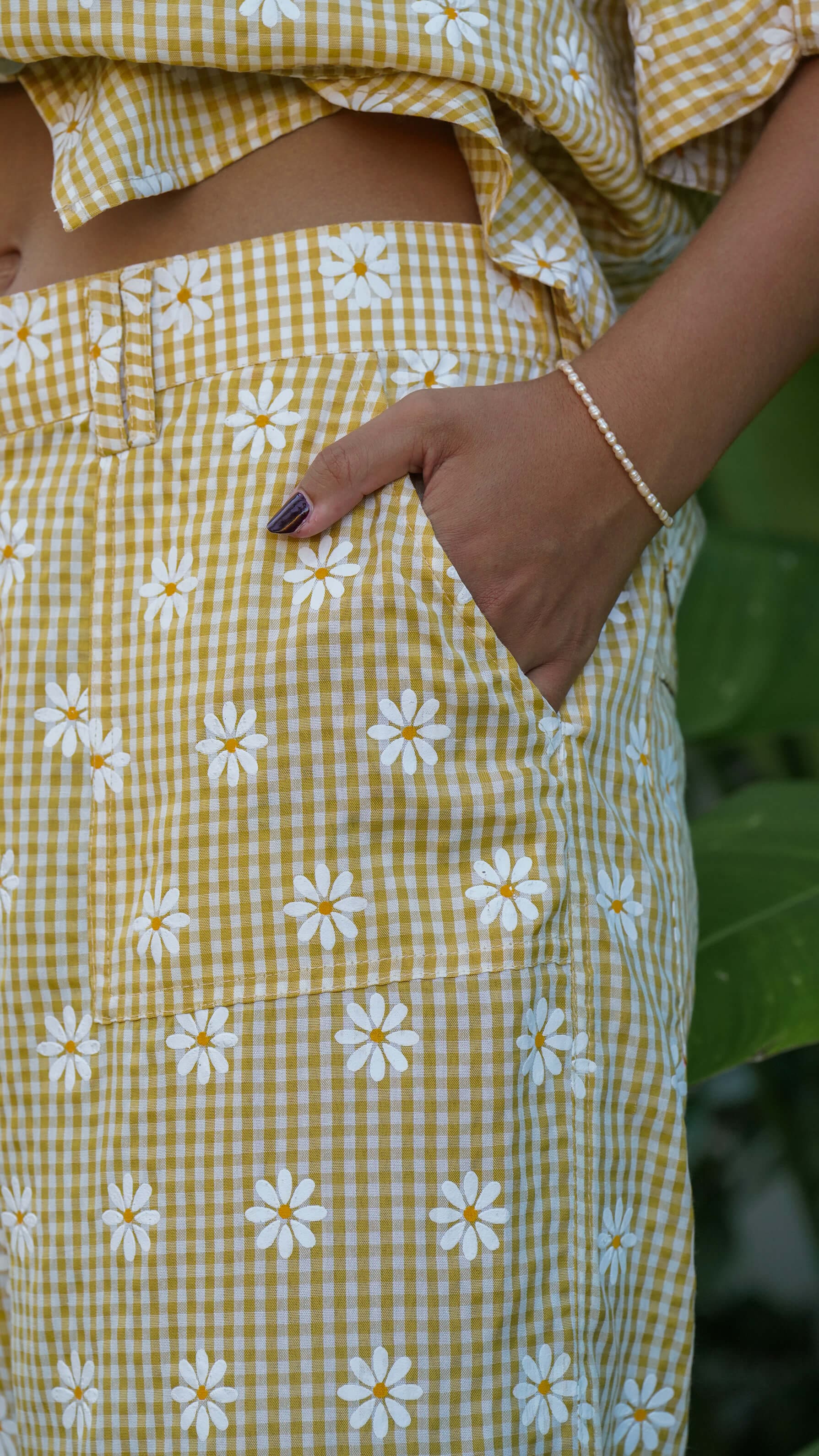 Gul rutete bukse med blomster - Nellik cropped bukse