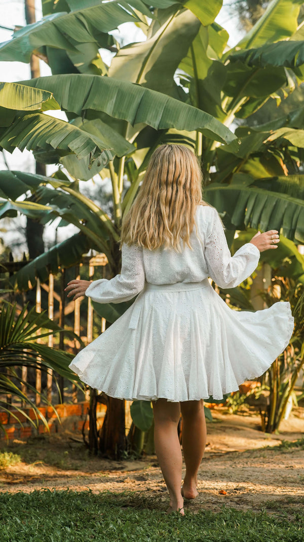 Hvit kjole med lange ermer