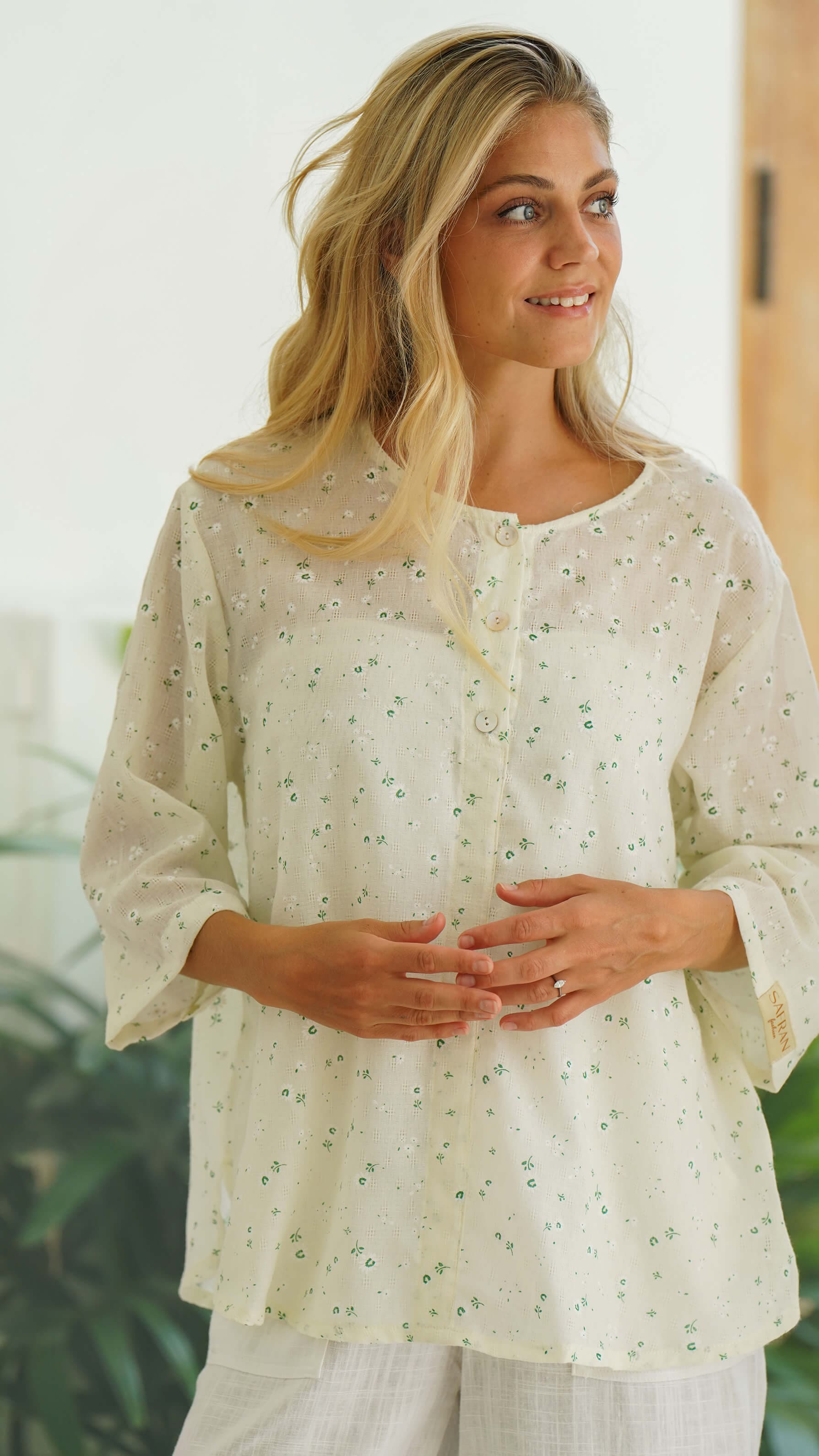 Hvit avslappet bluse med små blomster - Primula topp
