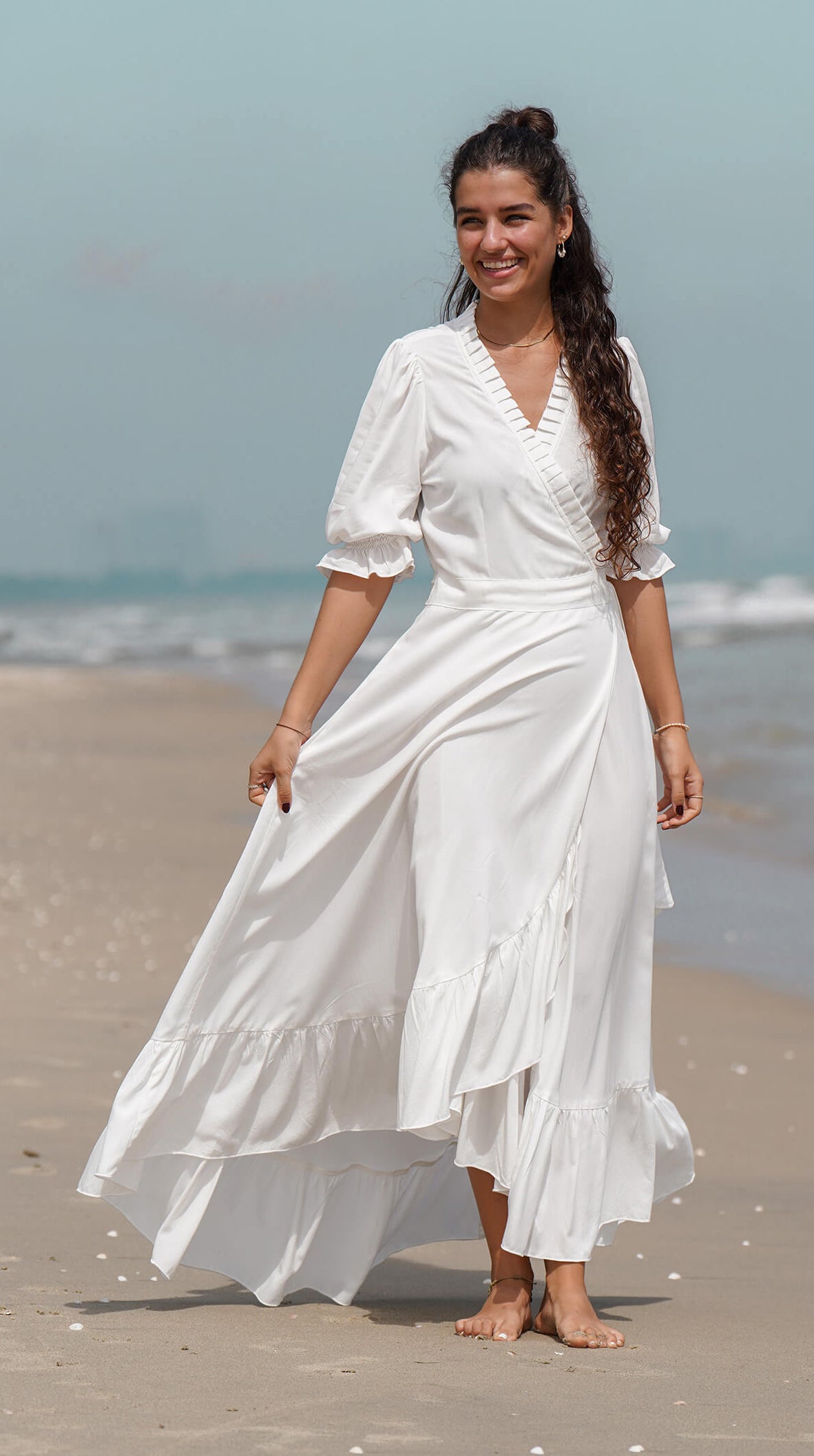 Hvit lang omslagskjole i bomull - Syrin fotsid kjole