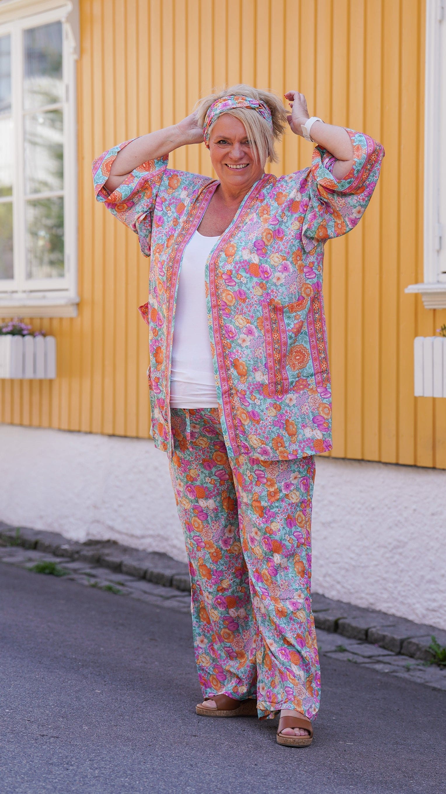 Fargeglad avslappet bukse i blomsterprint