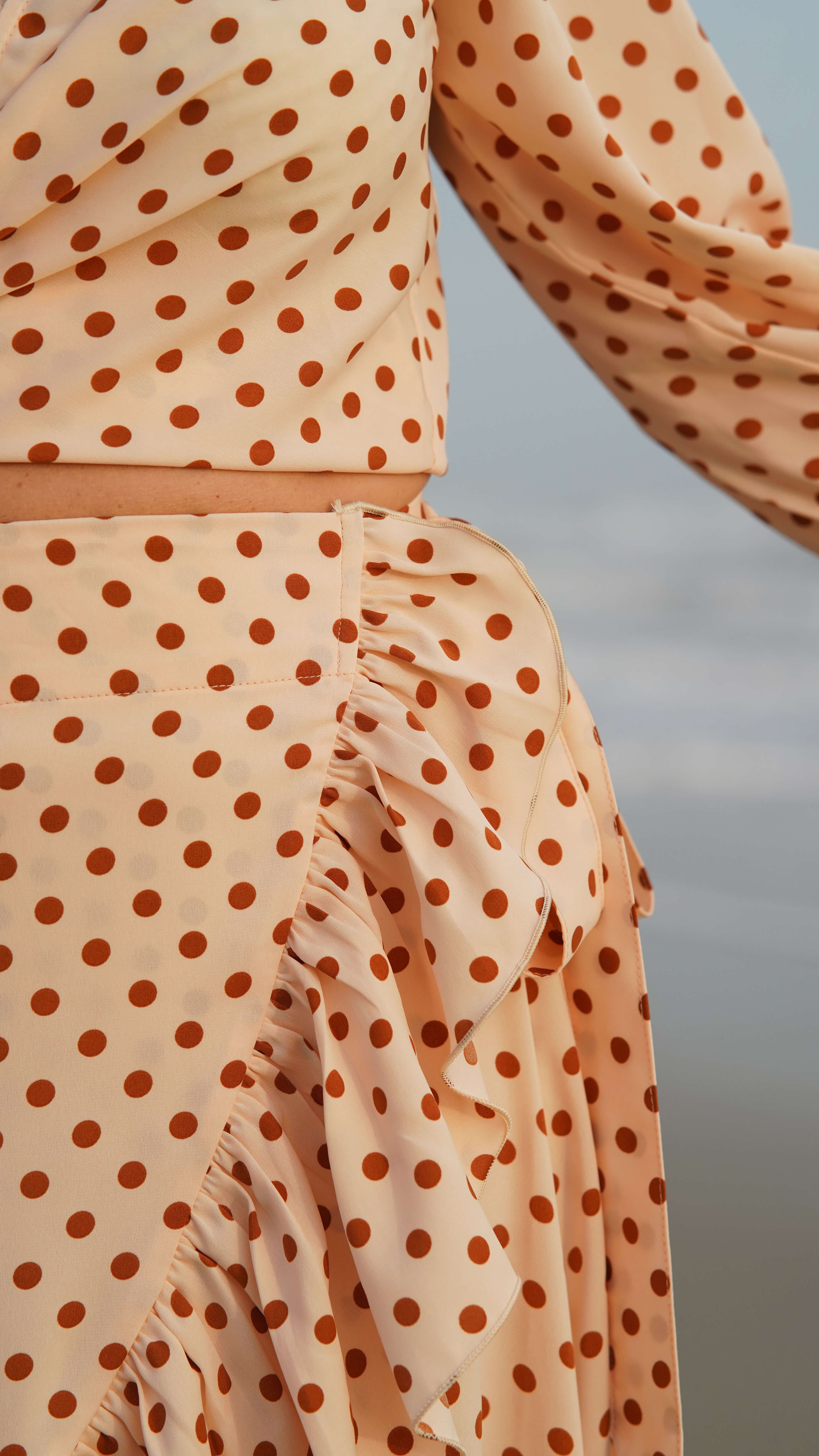 Prikkete omslagsskjørt med topp