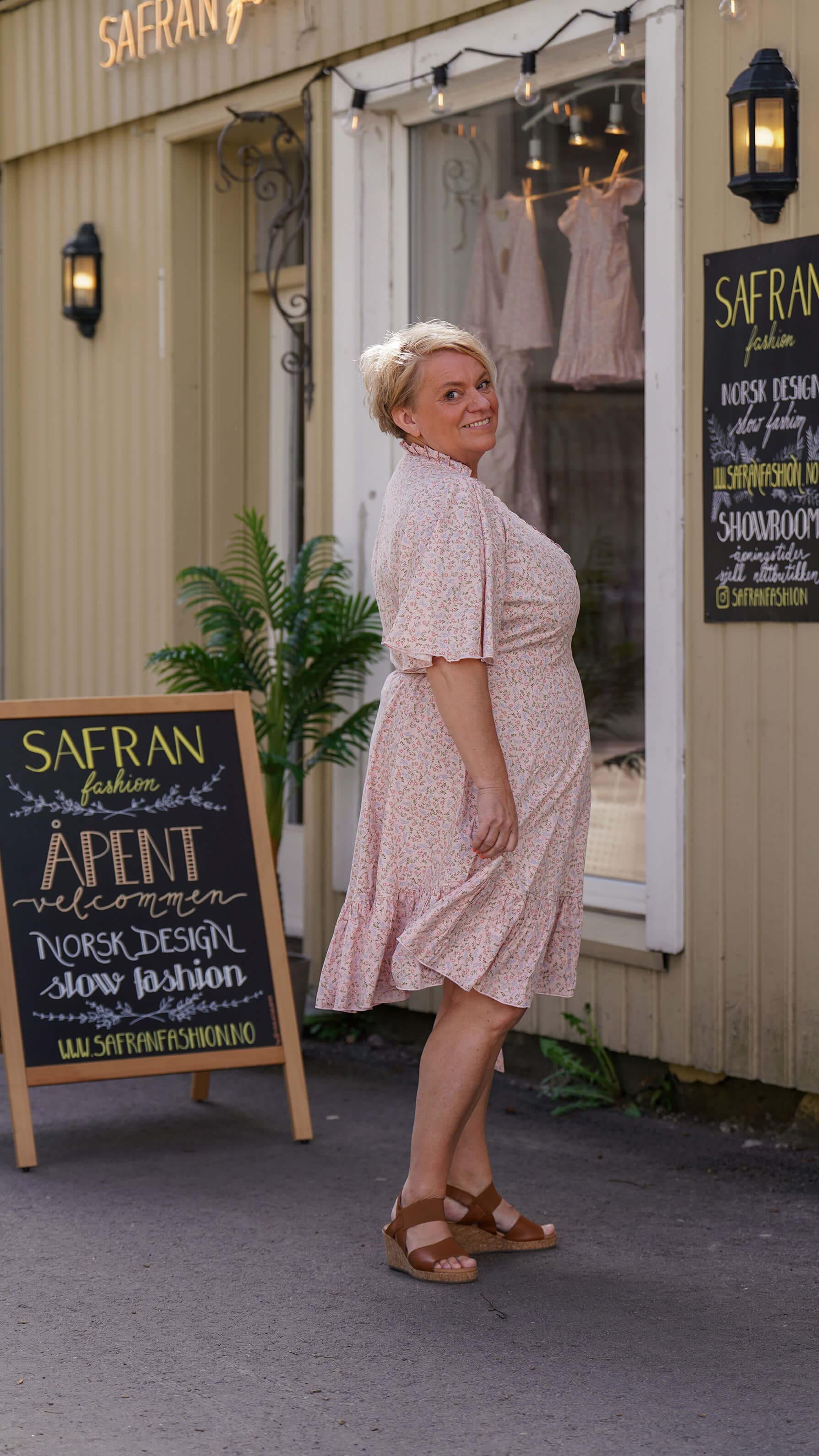 rosa kort omslagskjole