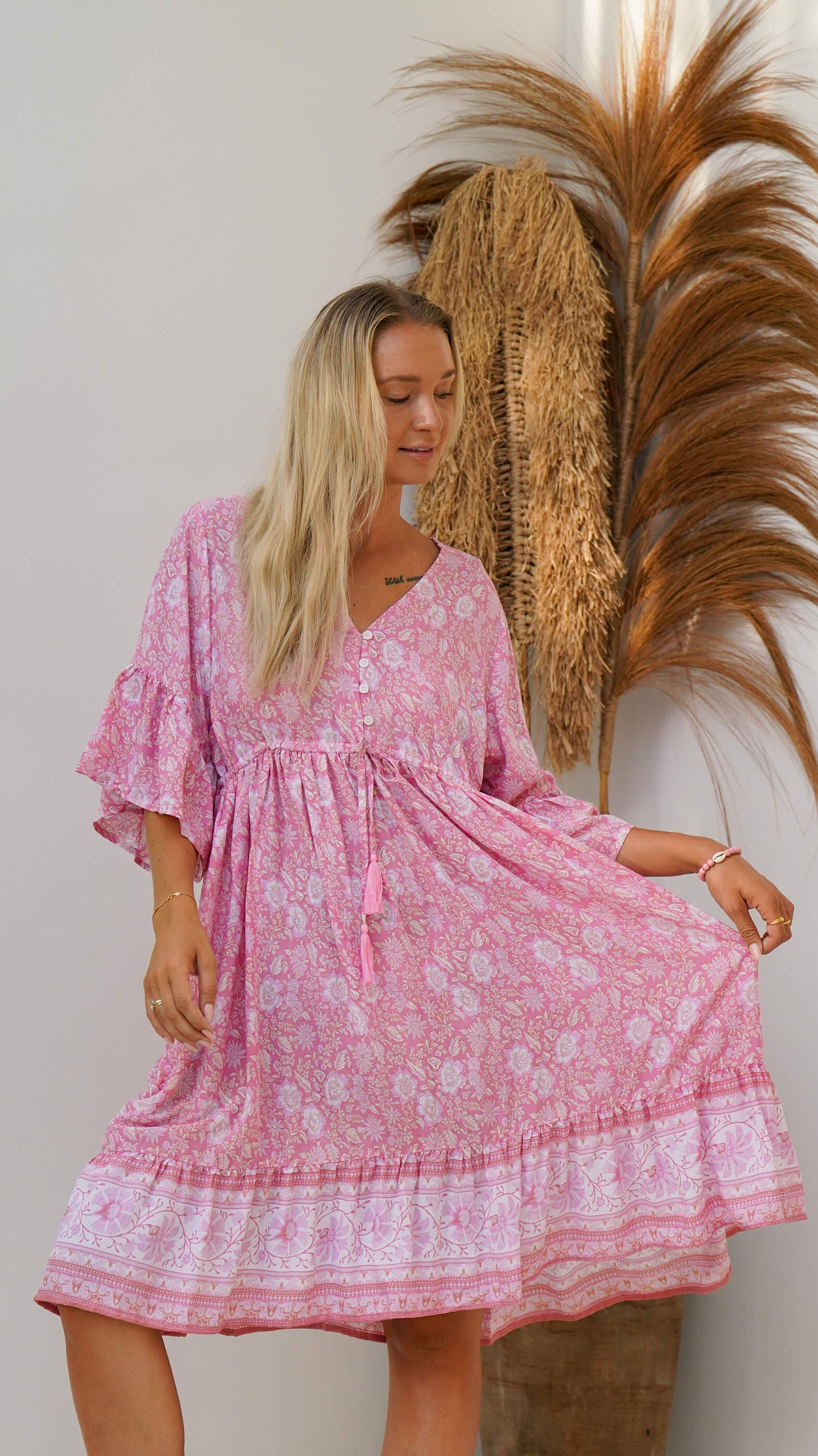 Lyserosa kort sommerkjole med lommer - Georgine kjole