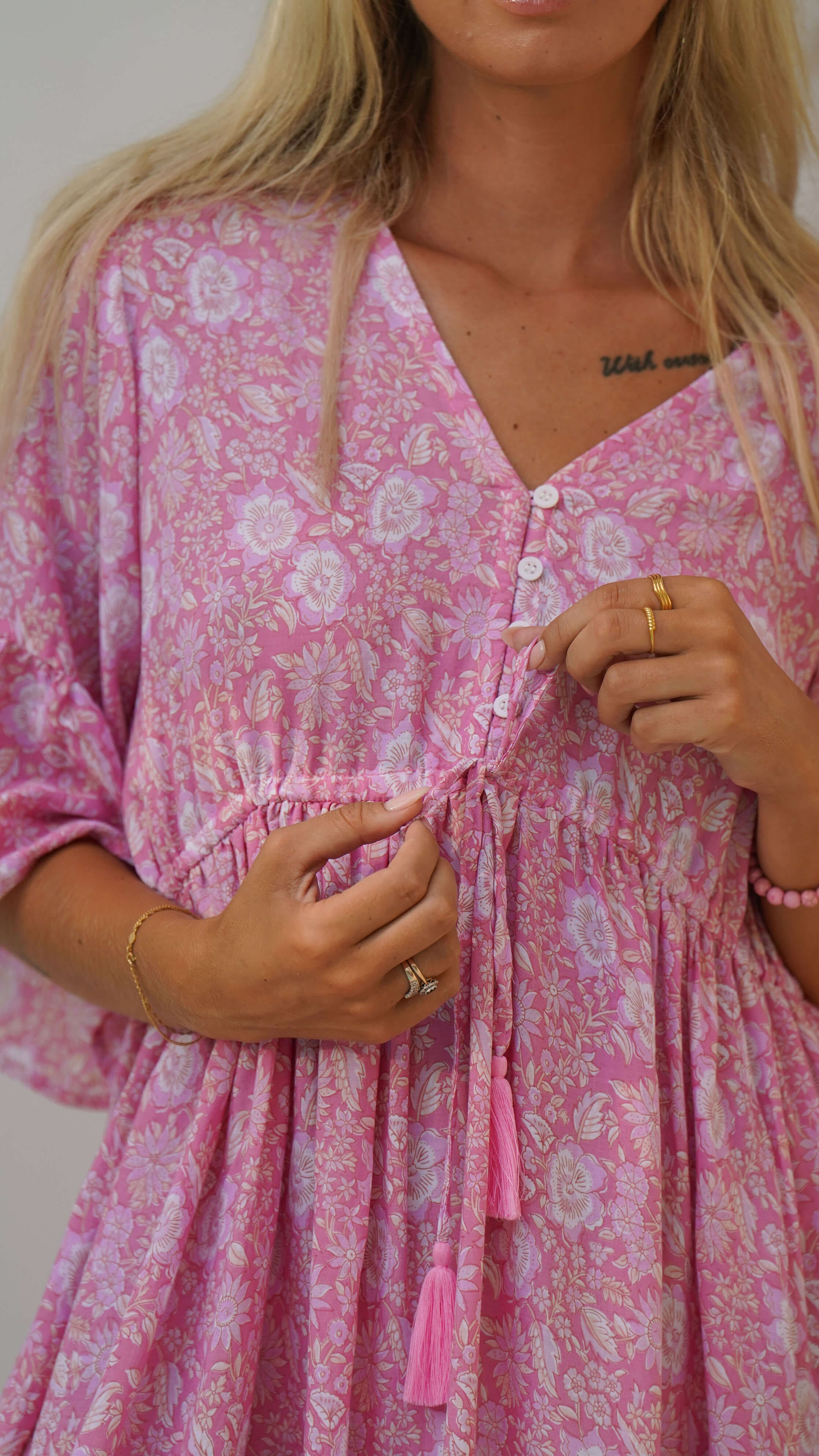 Lyserosa kort sommerkjole med lommer - Georgine kjole