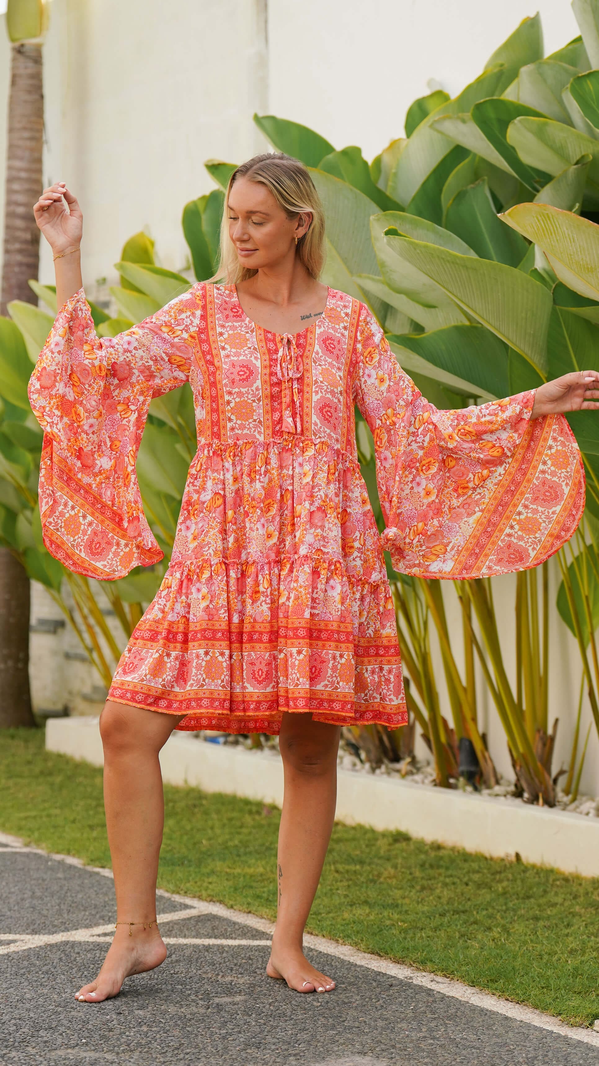 Fargeglad kort sommerkjole med vide ermer - Peon kjole