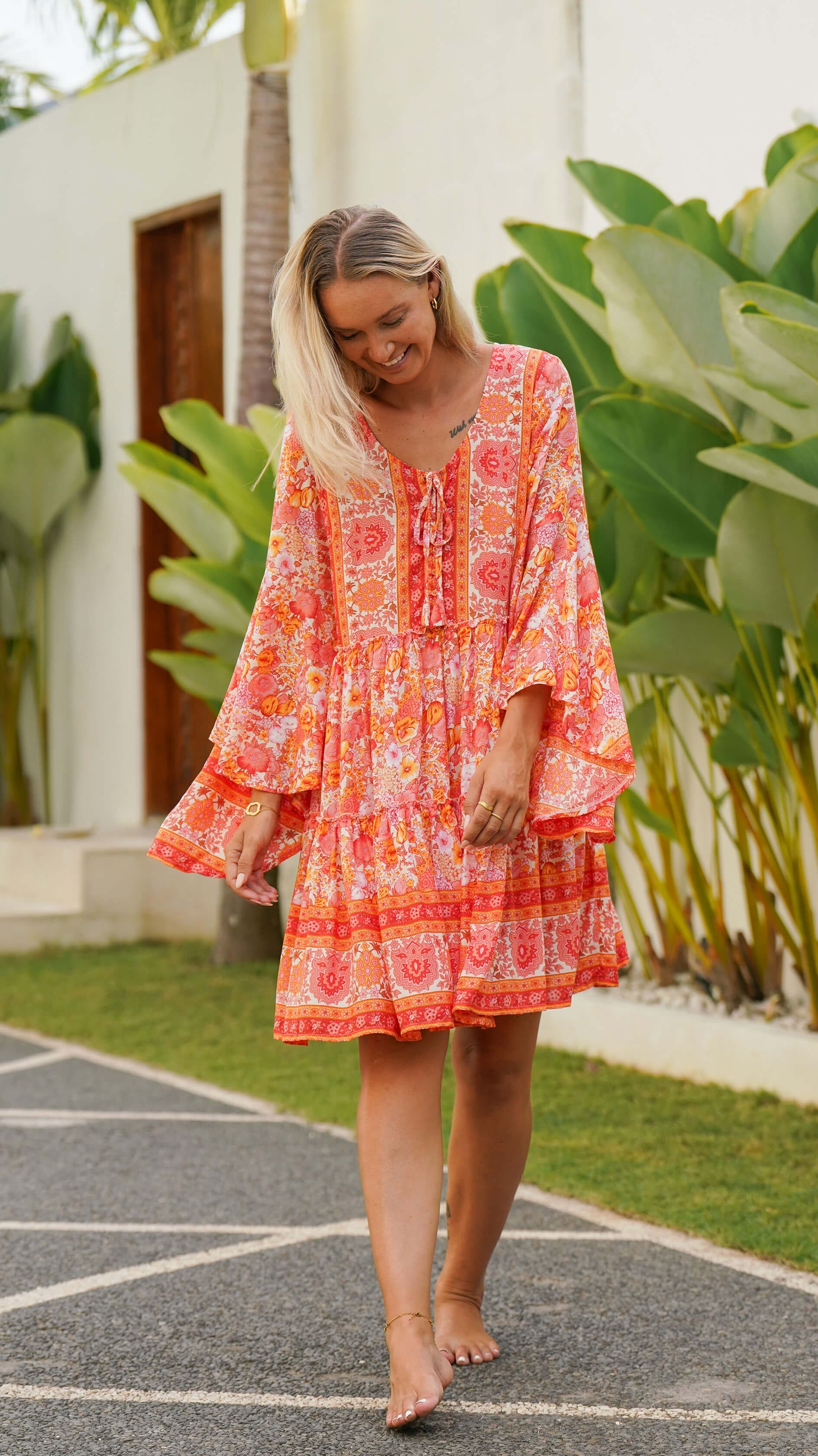 Fargeglad kort sommerkjole med vide ermer - Peon kjole