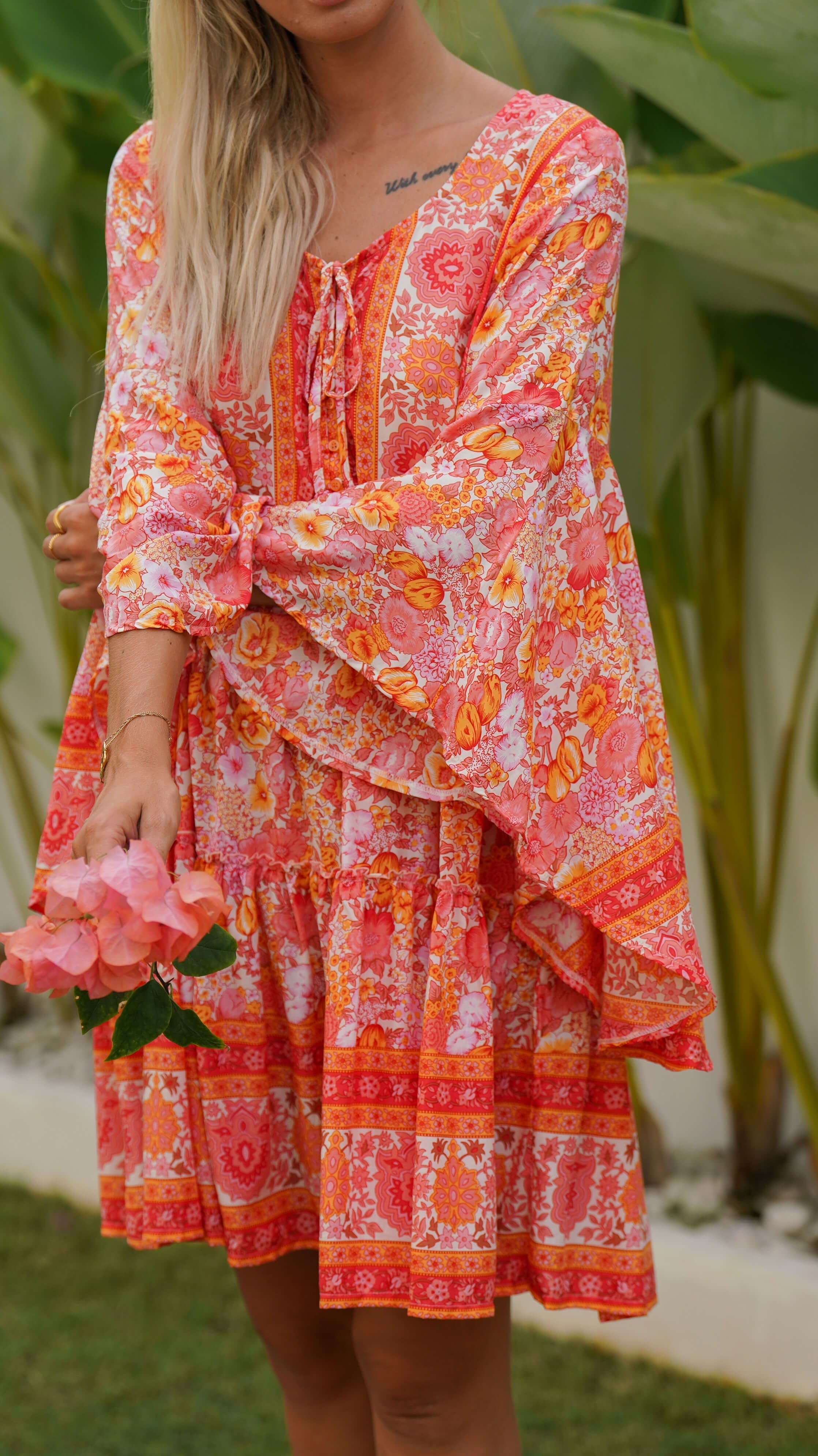 Fargeglad kort sommerkjole med vide ermer - Peon kjole