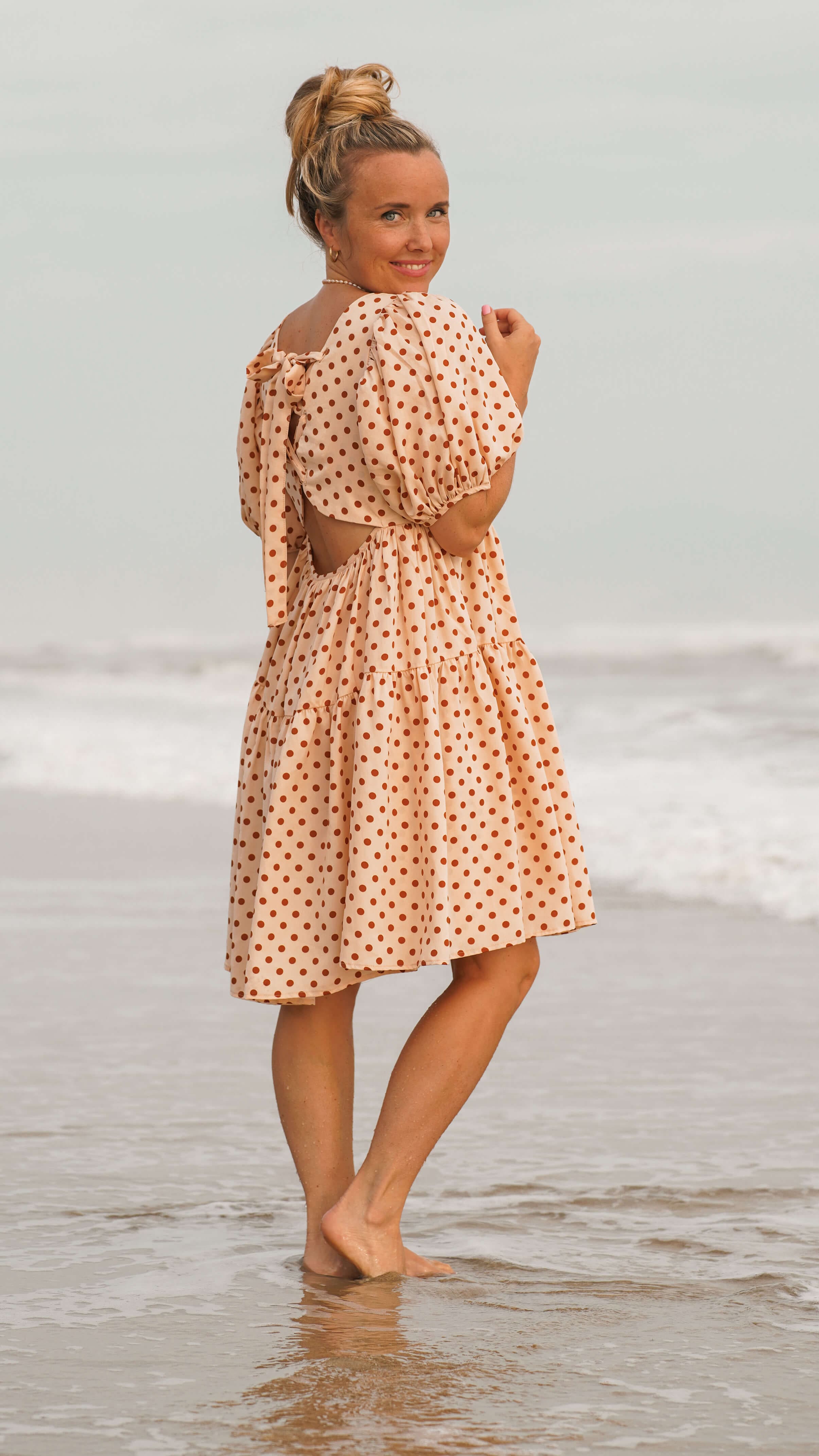 Prikkete kjole med åpen rygg