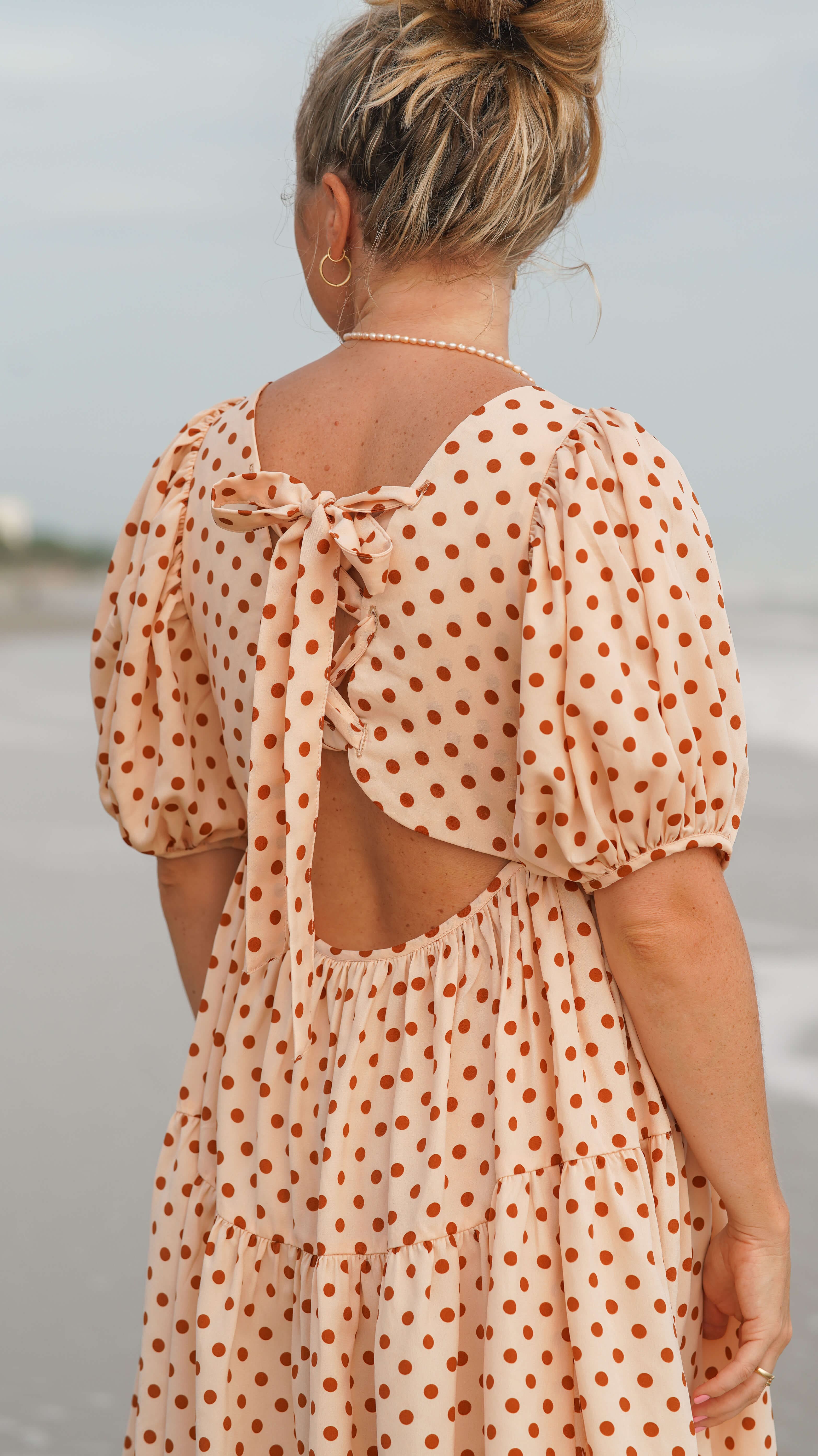 Prikkete kjole med åpen rygg