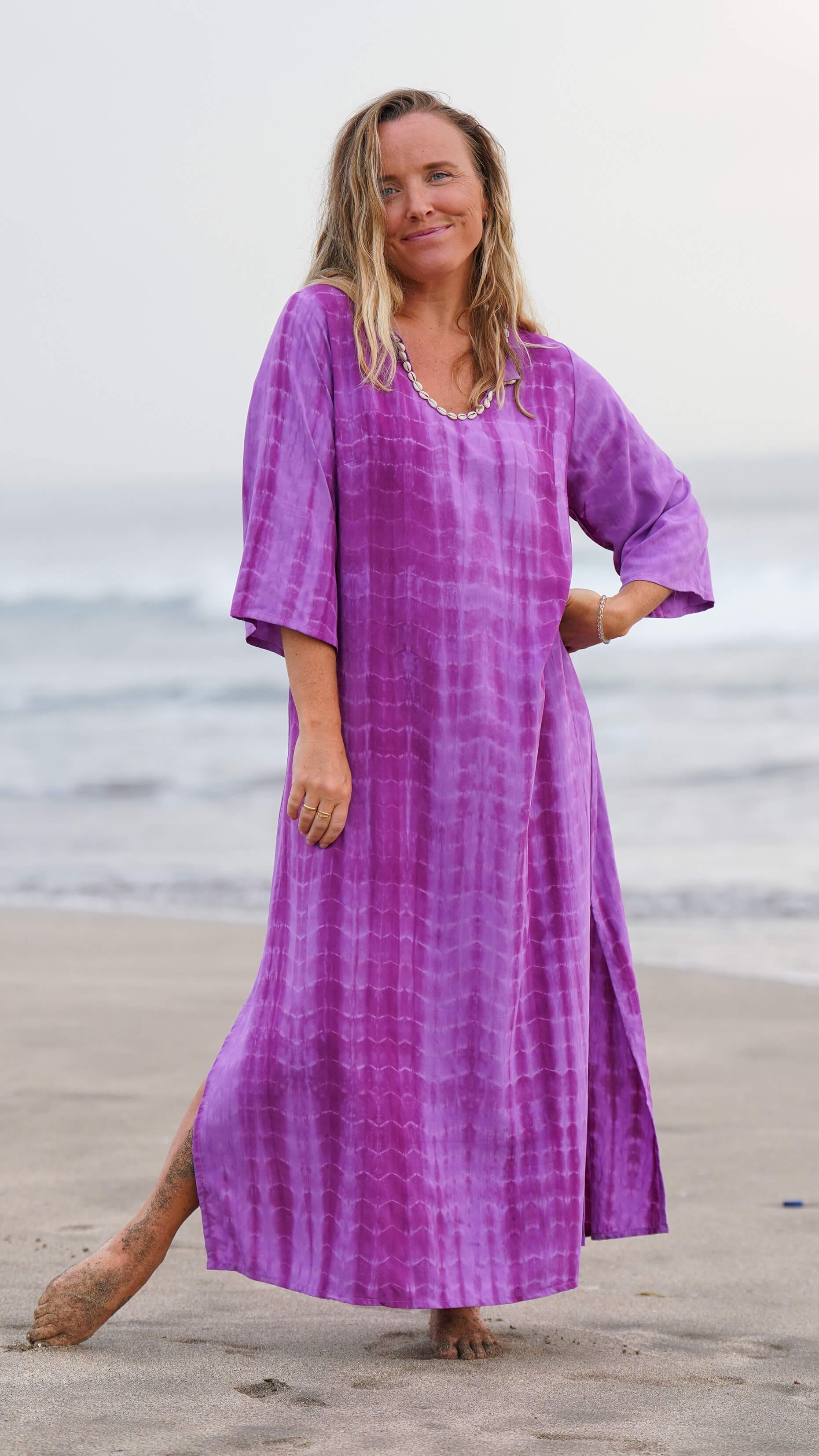 Enkel sommerkjole med lilla batikk og skjell - Fiol kjole