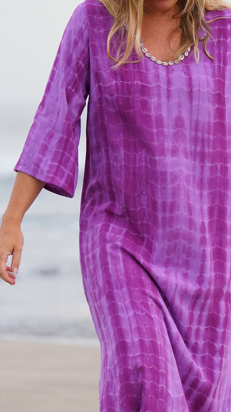 Enkel sommerkjole med lilla batikk og skjell - Fiol kjole