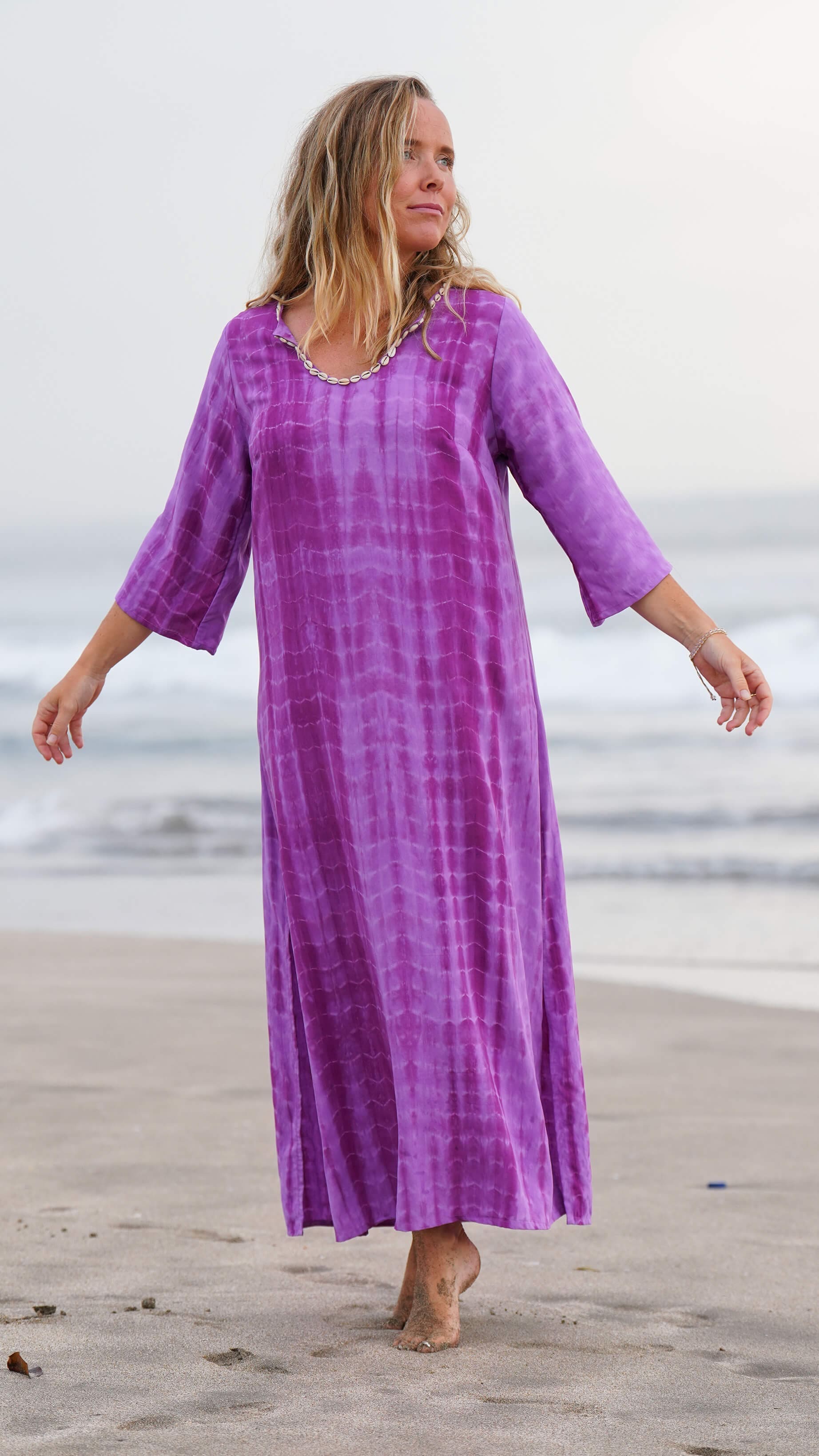 Enkel sommerkjole med lilla batikk og skjell - Fiol kjole