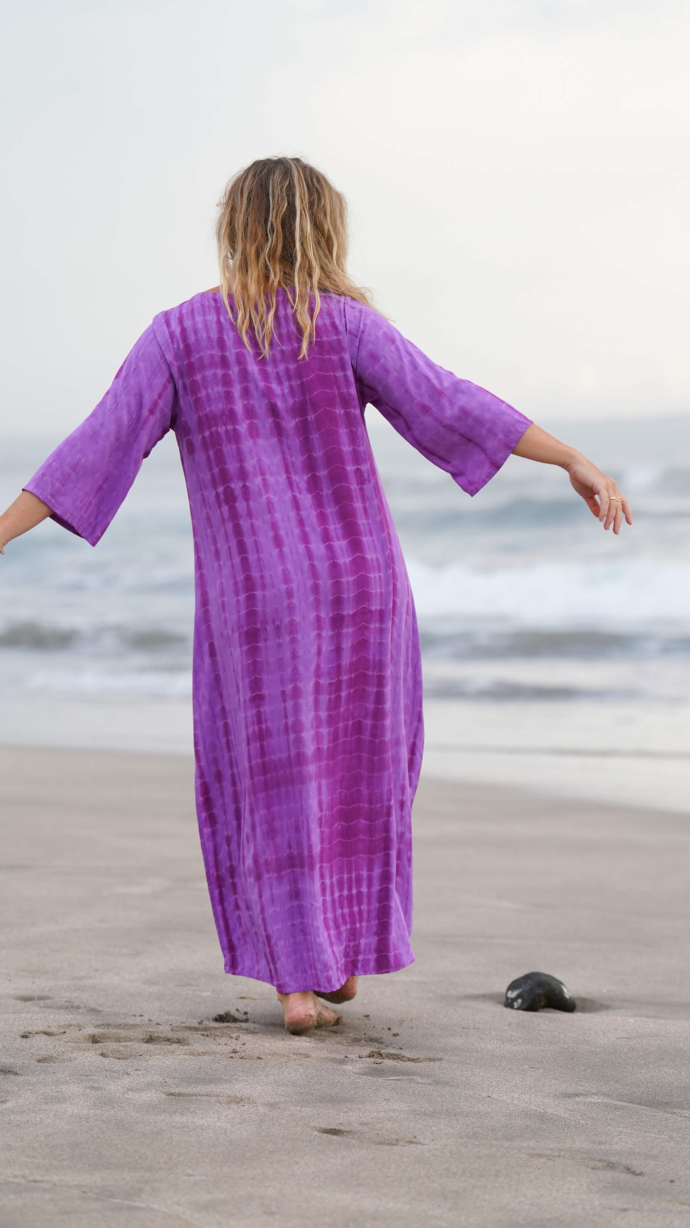 Enkel sommerkjole med lilla batikk og skjell - Fiol kjole