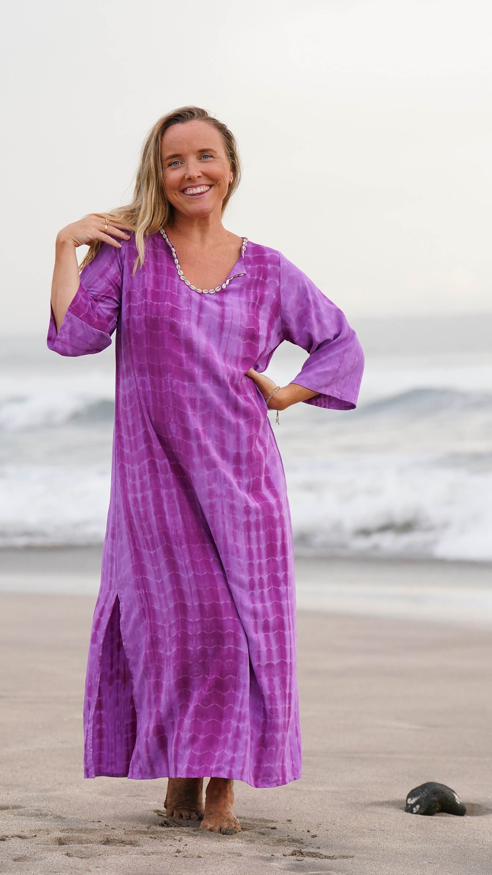 Enkel sommerkjole med lilla batikk og skjell - Fiol kjole