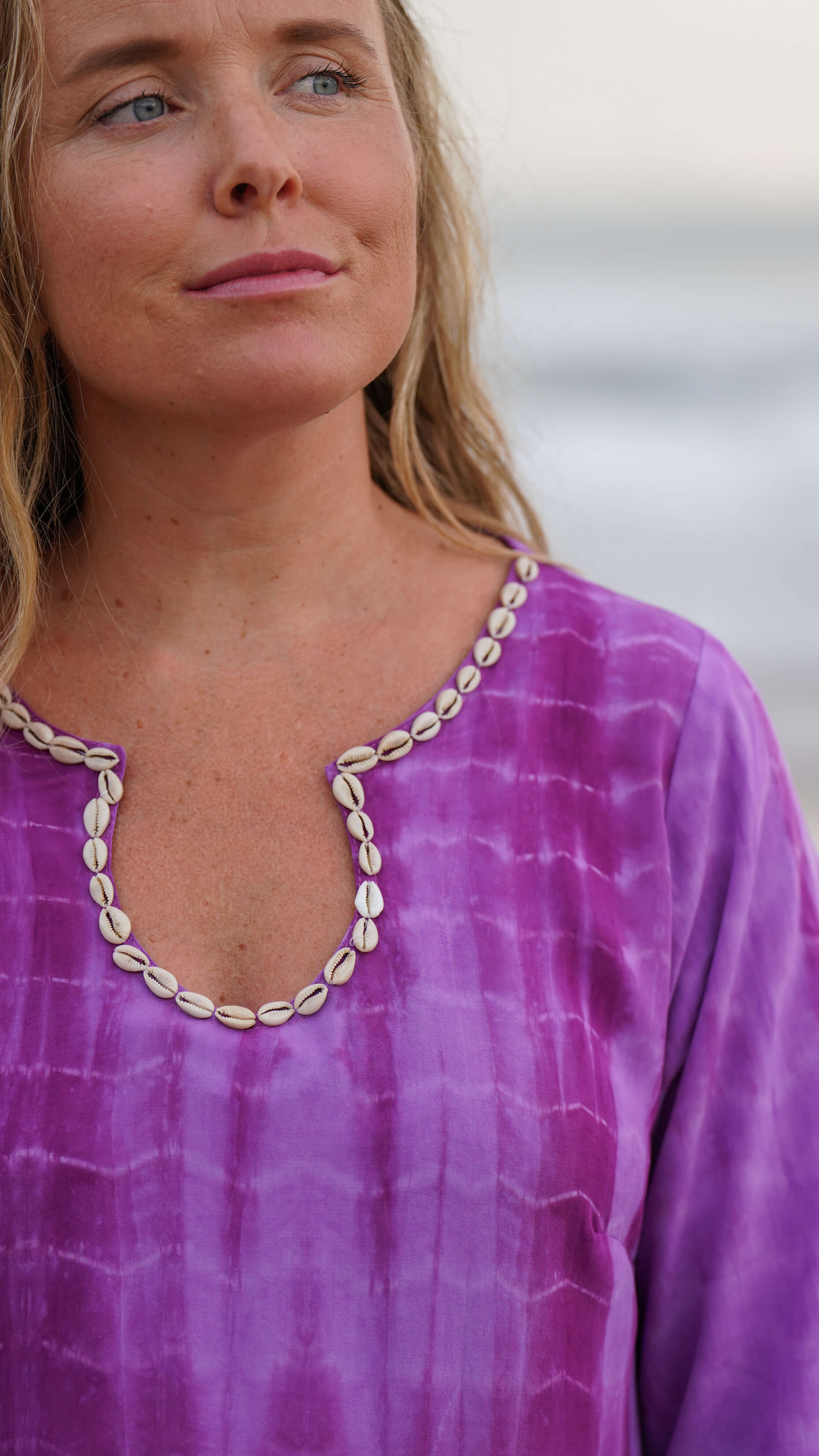 Enkel sommerkjole med lilla batikk og skjell - Fiol kjole