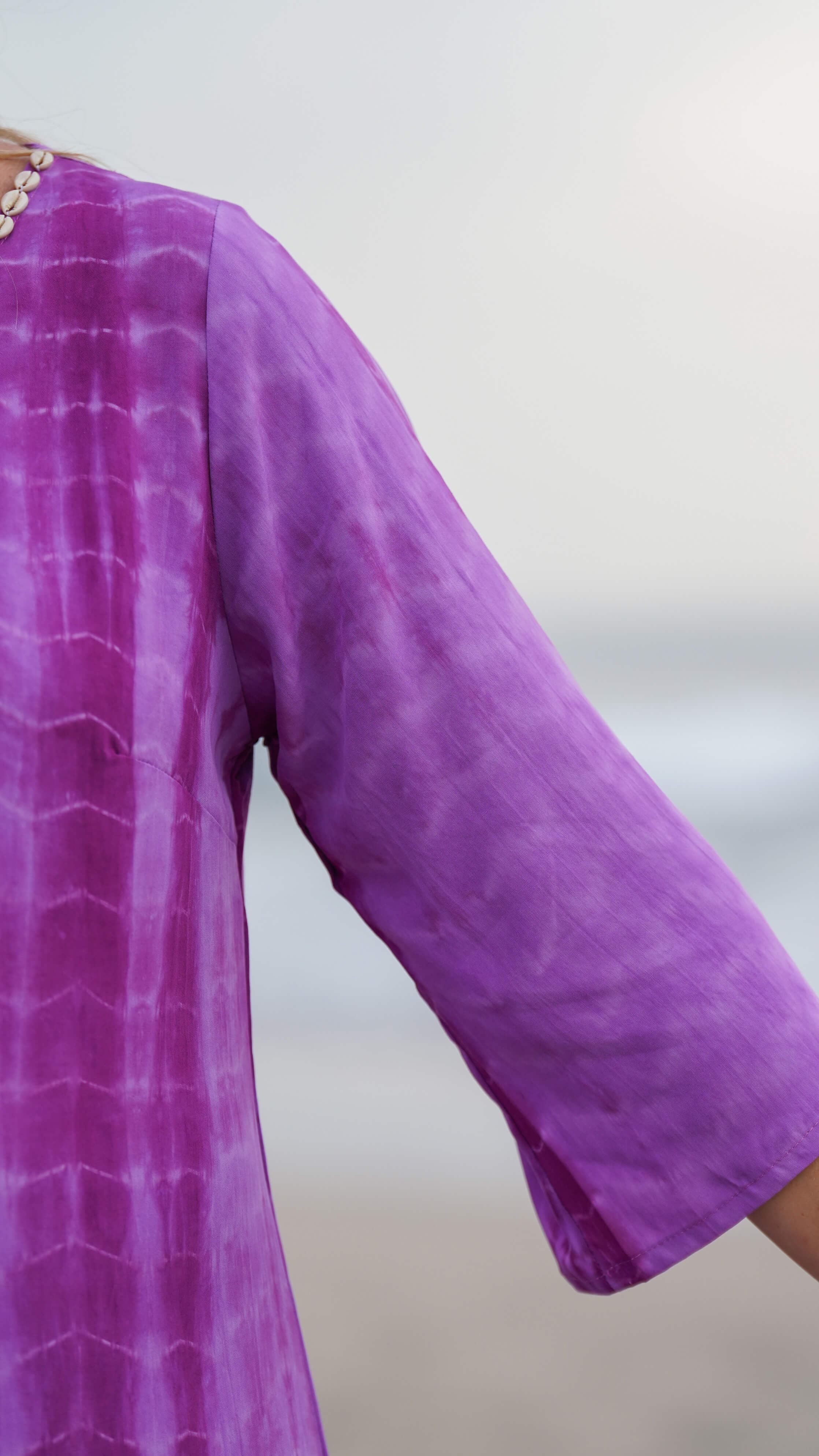 Enkel sommerkjole med lilla batikk og skjell - Fiol kjole