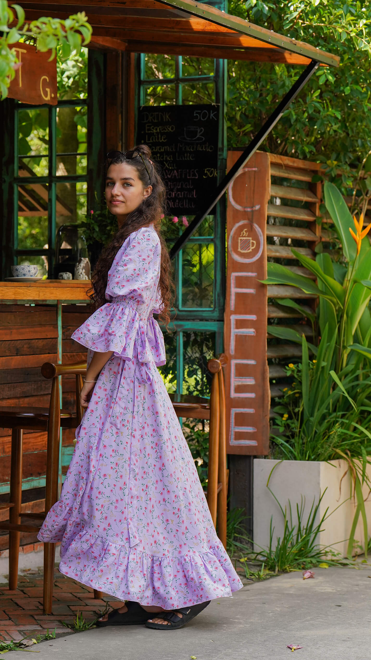 Lang lilla omslagskjole med småblomster - Syrin fotsid kjole