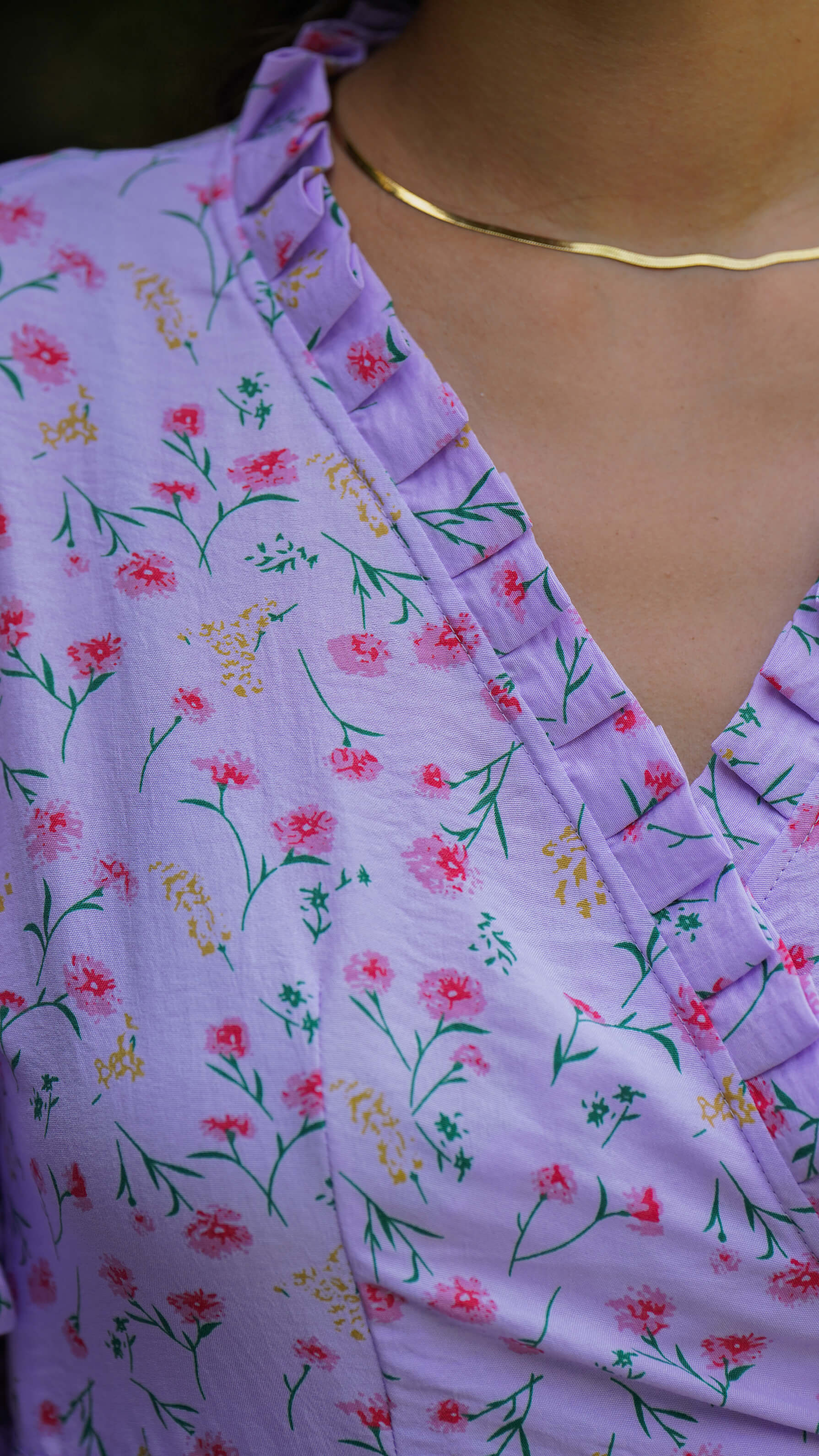 Lang lilla omslagskjole med småblomster - Syrin fotsid kjole