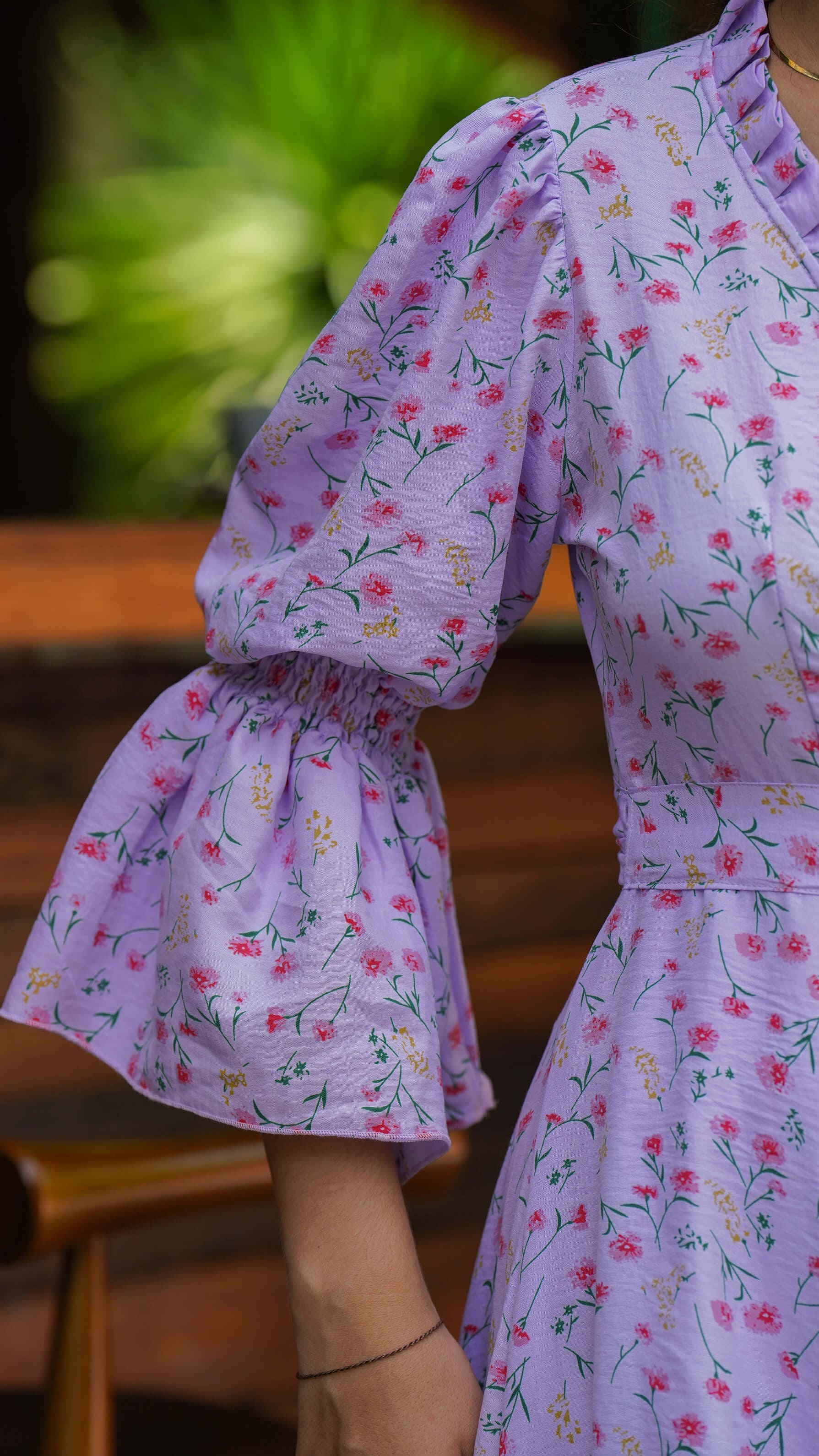 Lang lilla omslagskjole med småblomster - Syrin fotsid kjole