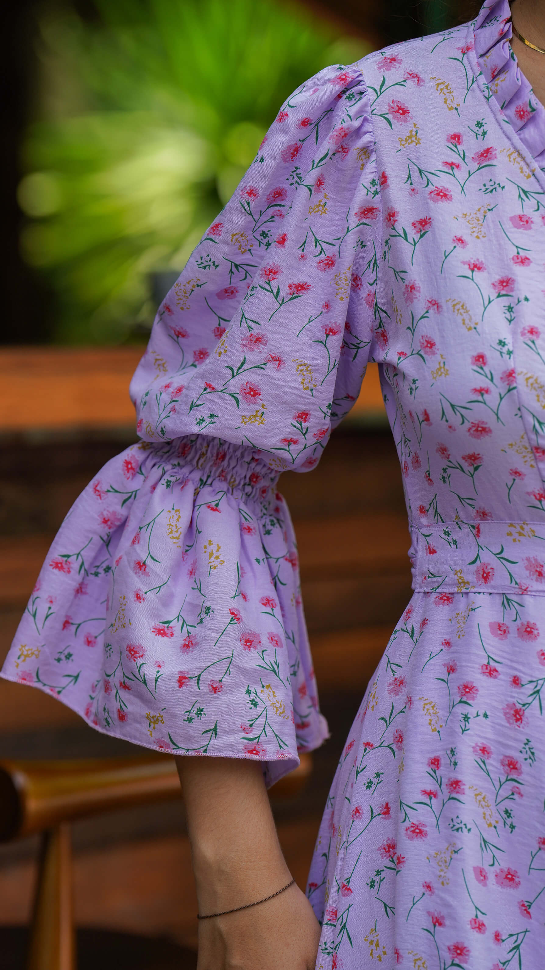 Lang lilla omslagskjole med småblomster - Syrin fotsid kjole