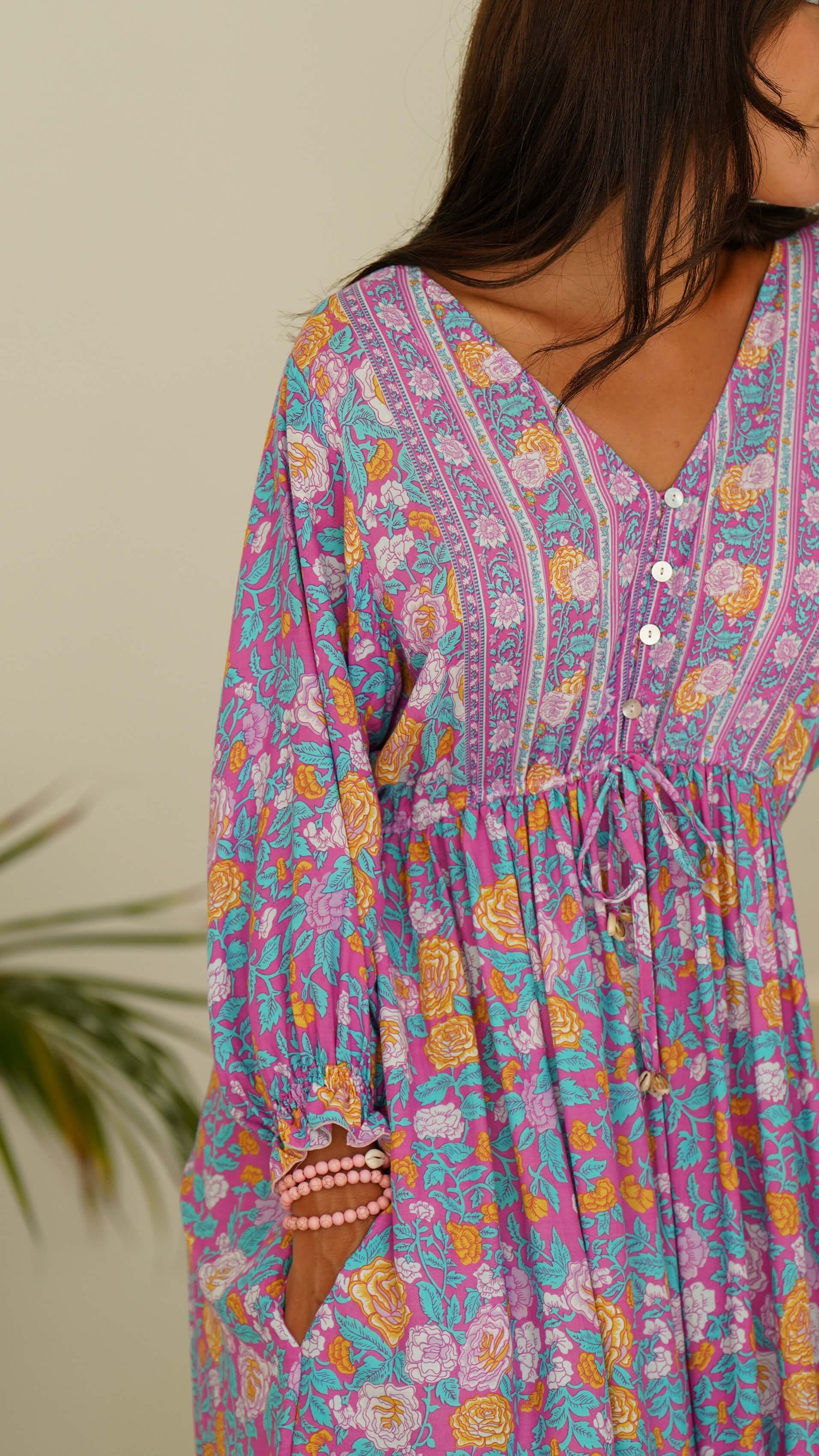 Bohemsk lilla sommerkjole med blomster - Georgine midikjole