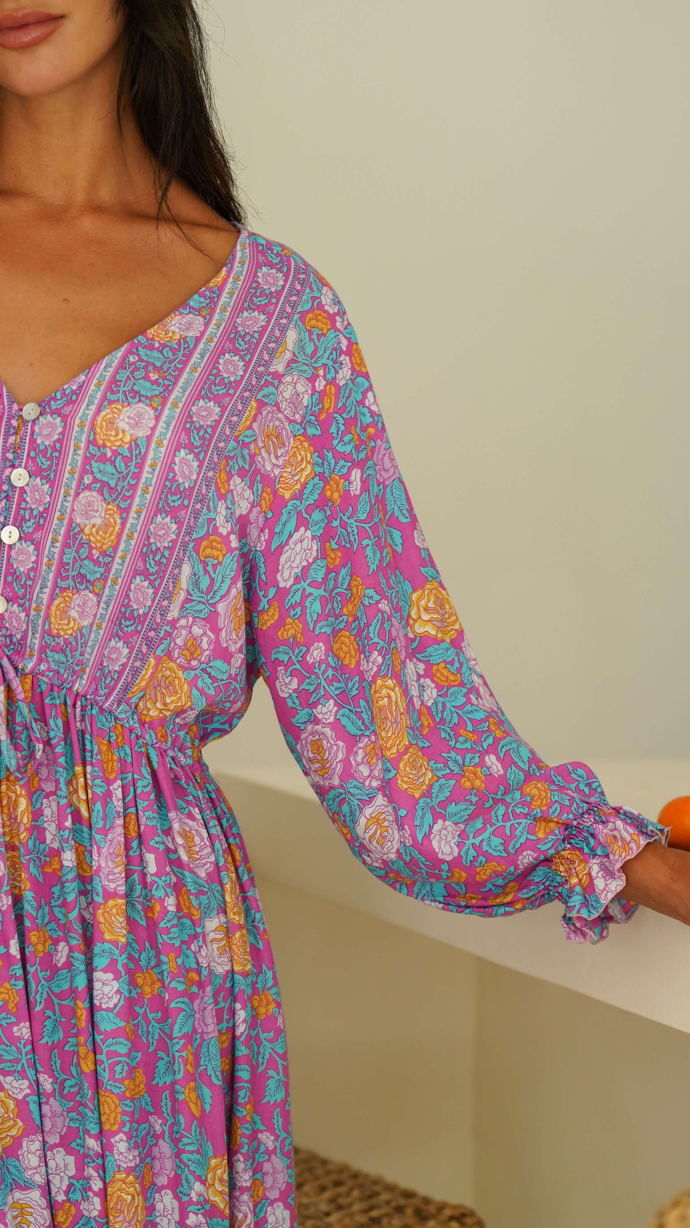 Bohemsk lilla sommerkjole med blomster - Georgine midikjole