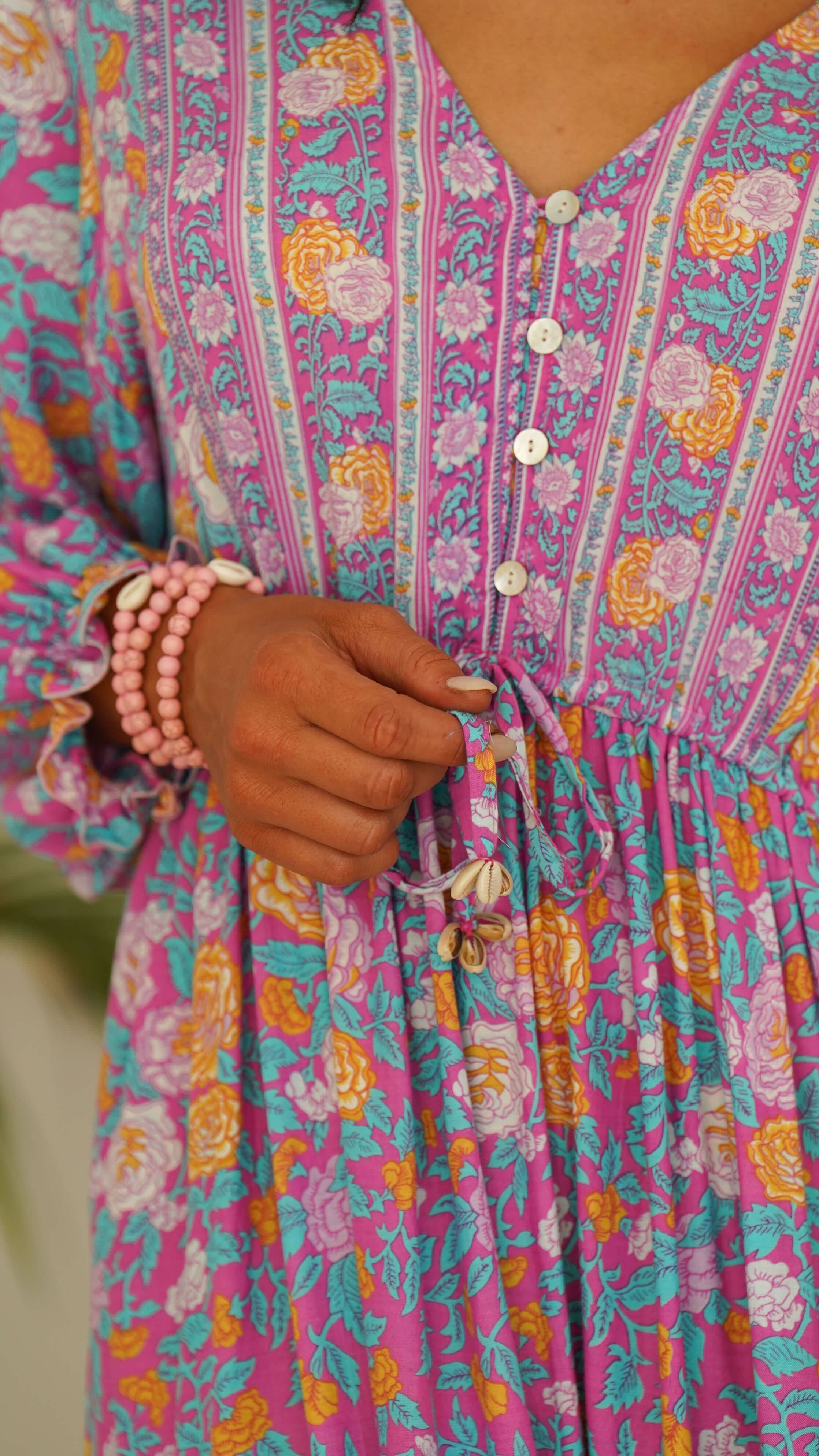Bohemsk lilla sommerkjole med blomster - Georgine midikjole