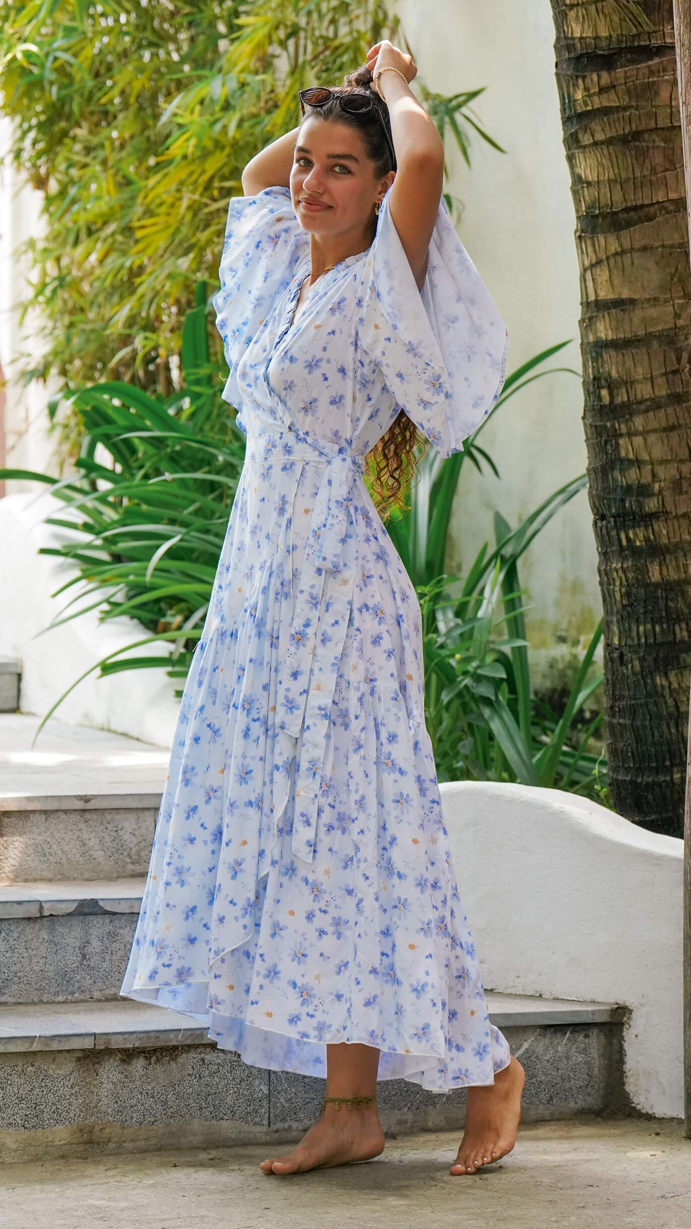 Dus lyseblå omslagskjole med korte ermer - Tulipan midikjole