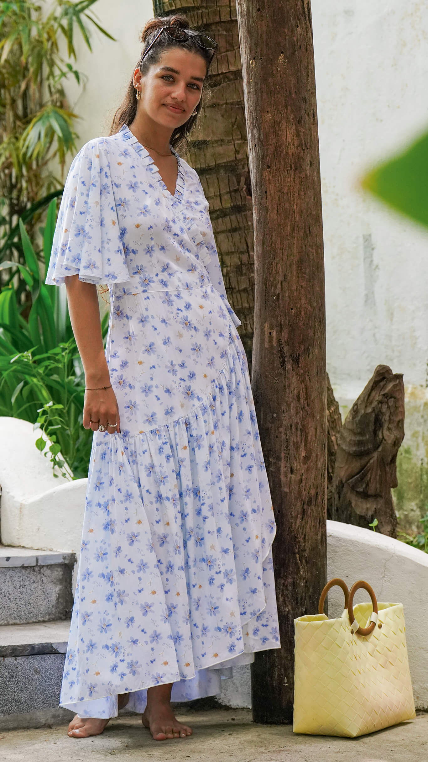 Dus blå omslagskjole med korte ermer - Tulipan midikjole