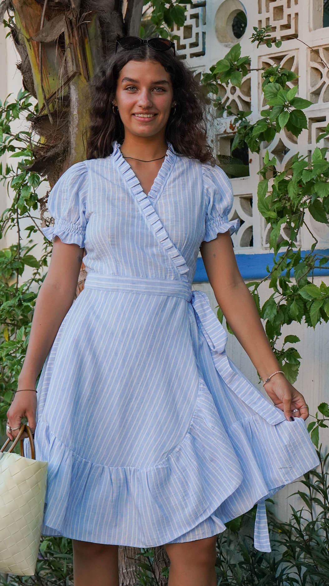 Kort stripete omslagskjole i lyseblå lin - Syrin linkjole