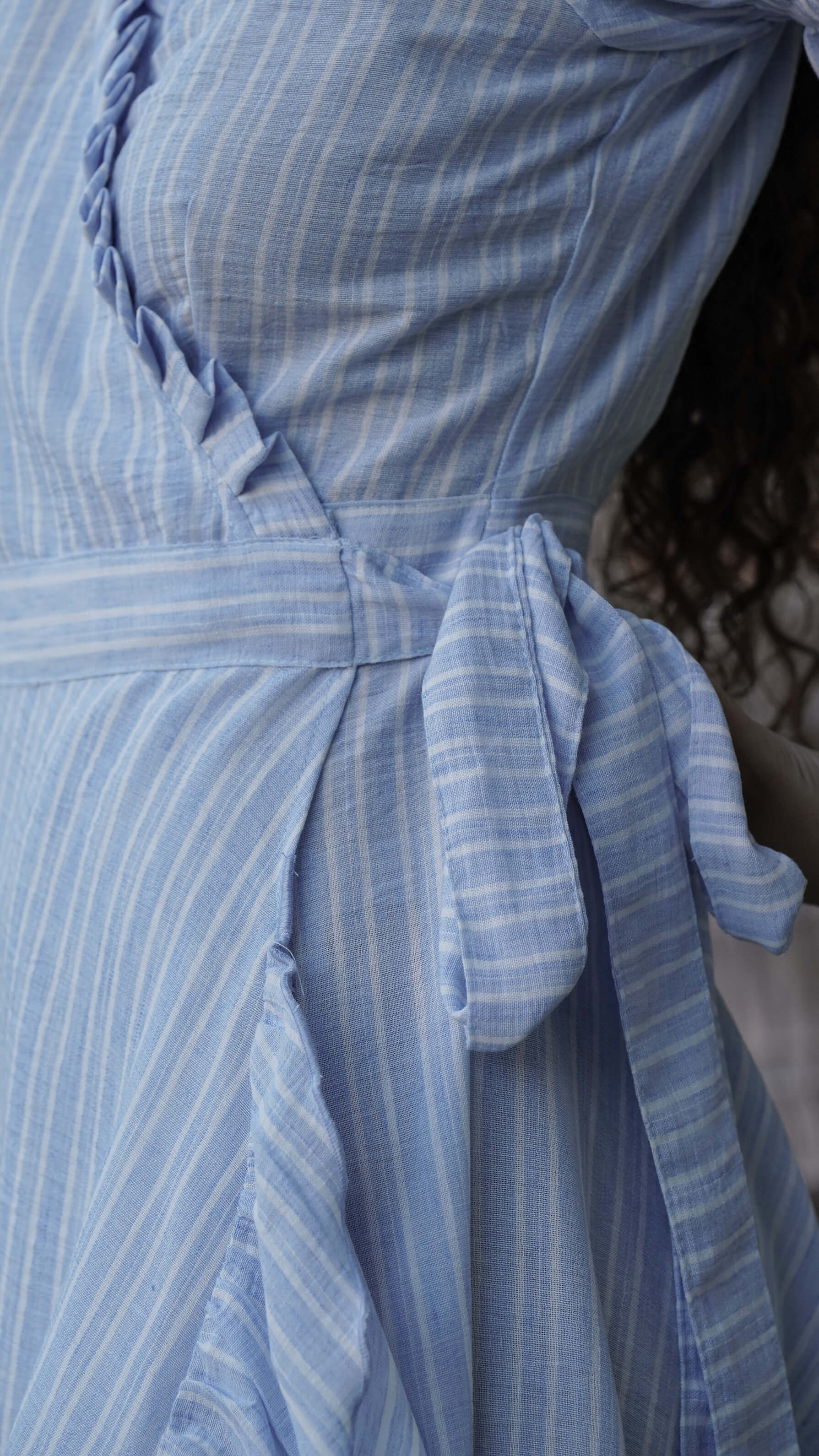 Kort stripete omslagskjole i lyseblå lin - Syrin linkjole