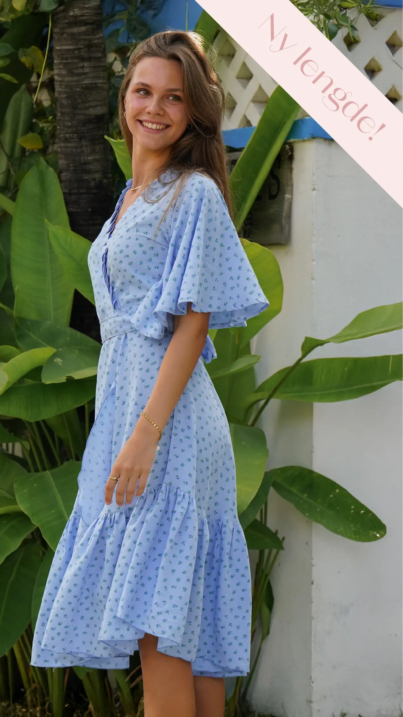 Blå omslagskjole med småblomstrete mønster - Syrin kjole