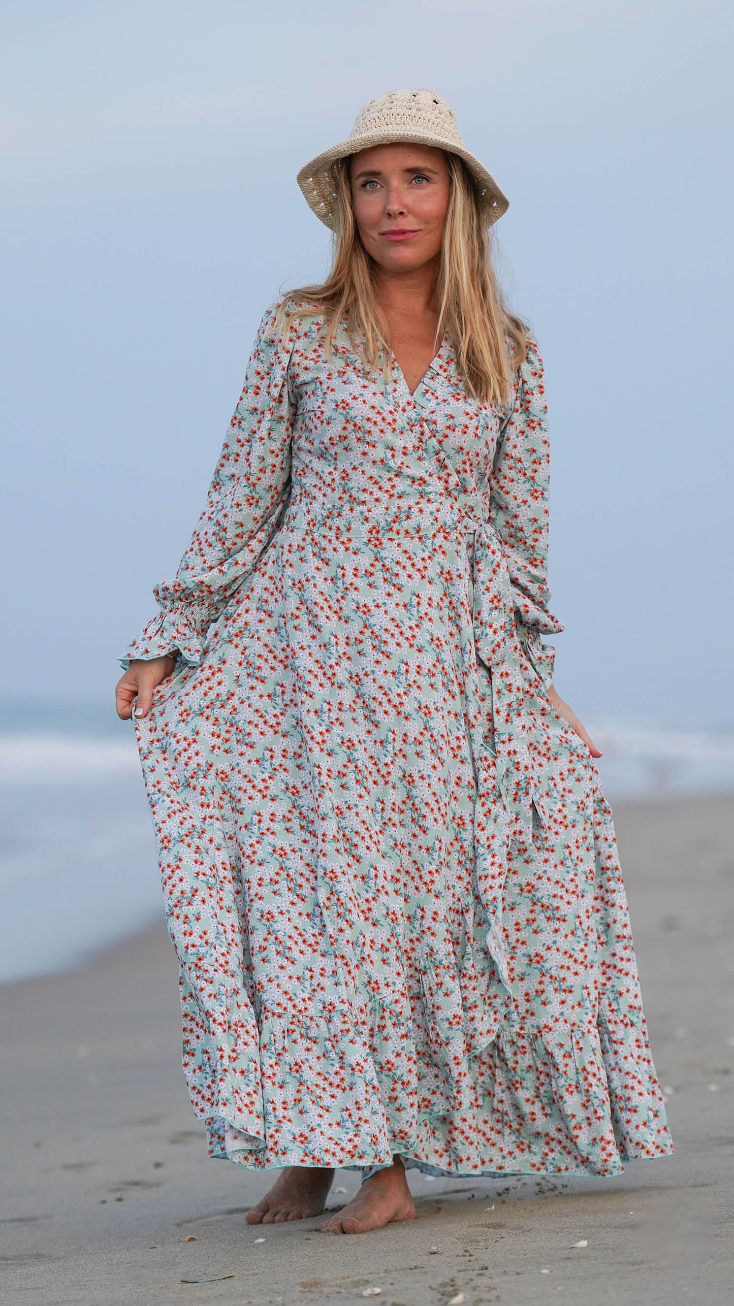 Isblå omslagskjole i småblomster