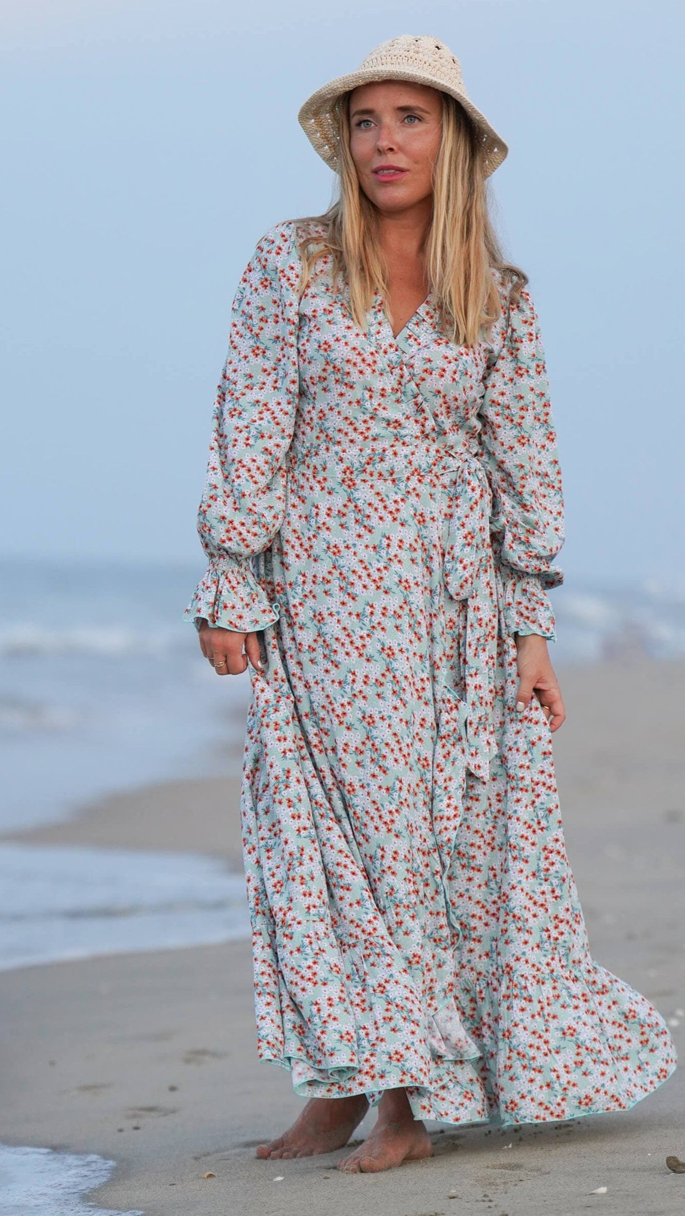 Isblå omslagskjole i småblomster