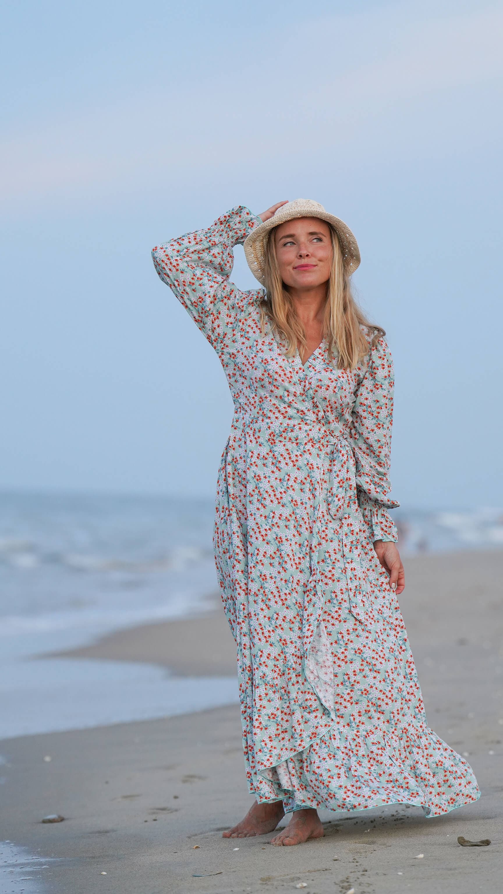 Isblå omslagskjole i småblomster