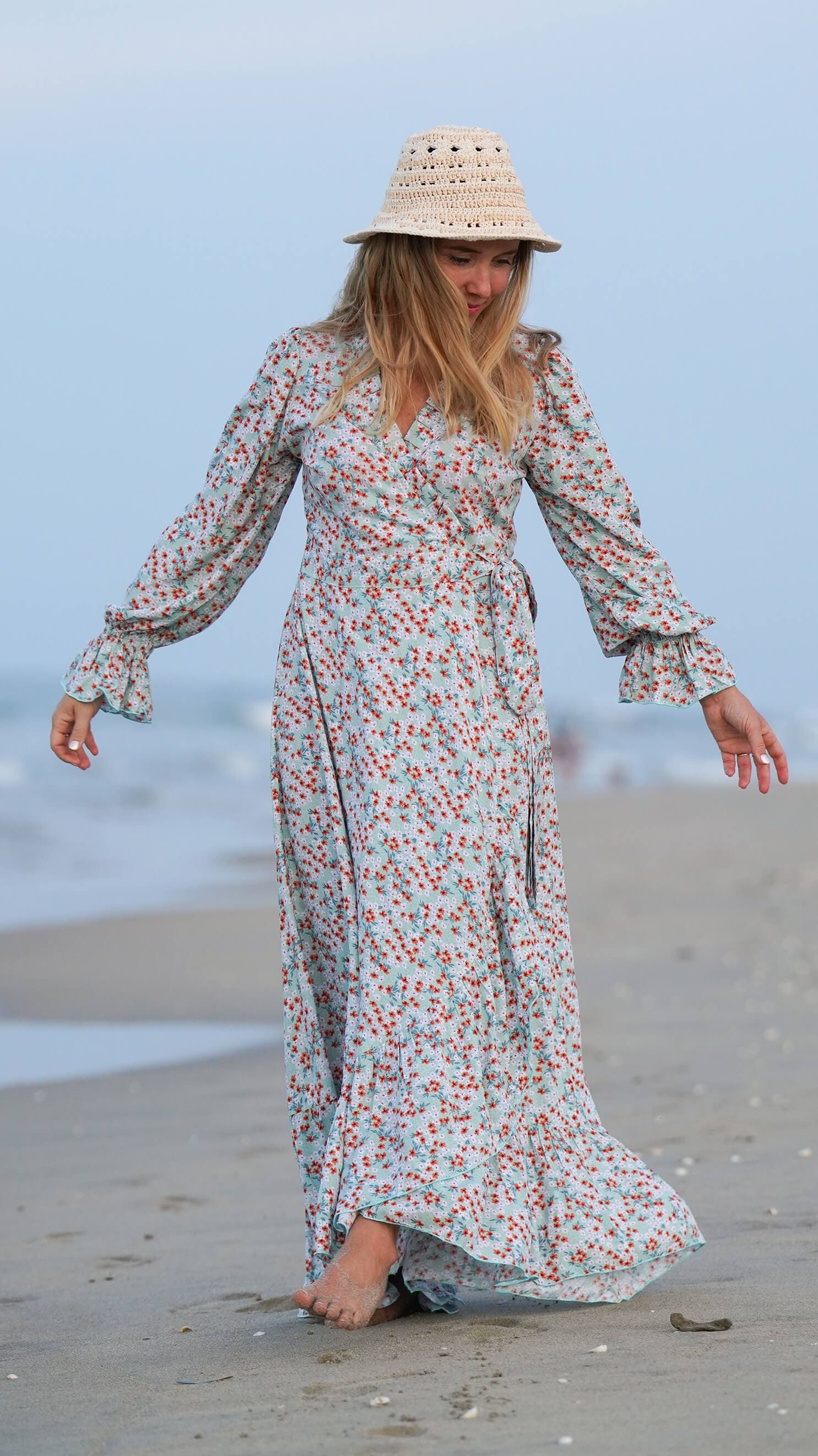 Isblå omslagskjole i småblomster